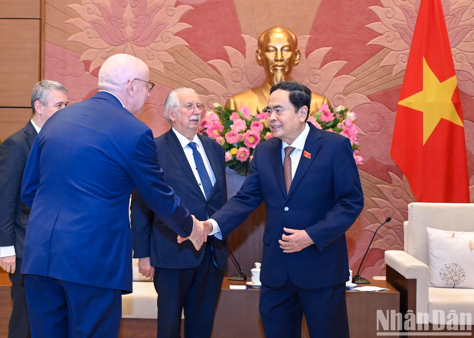 Thanh Man recibe a miembros de la delegación encabezada por André Flahaut. Thanh Man recibe a miembros de la delegación encabezada por André Flahaut.