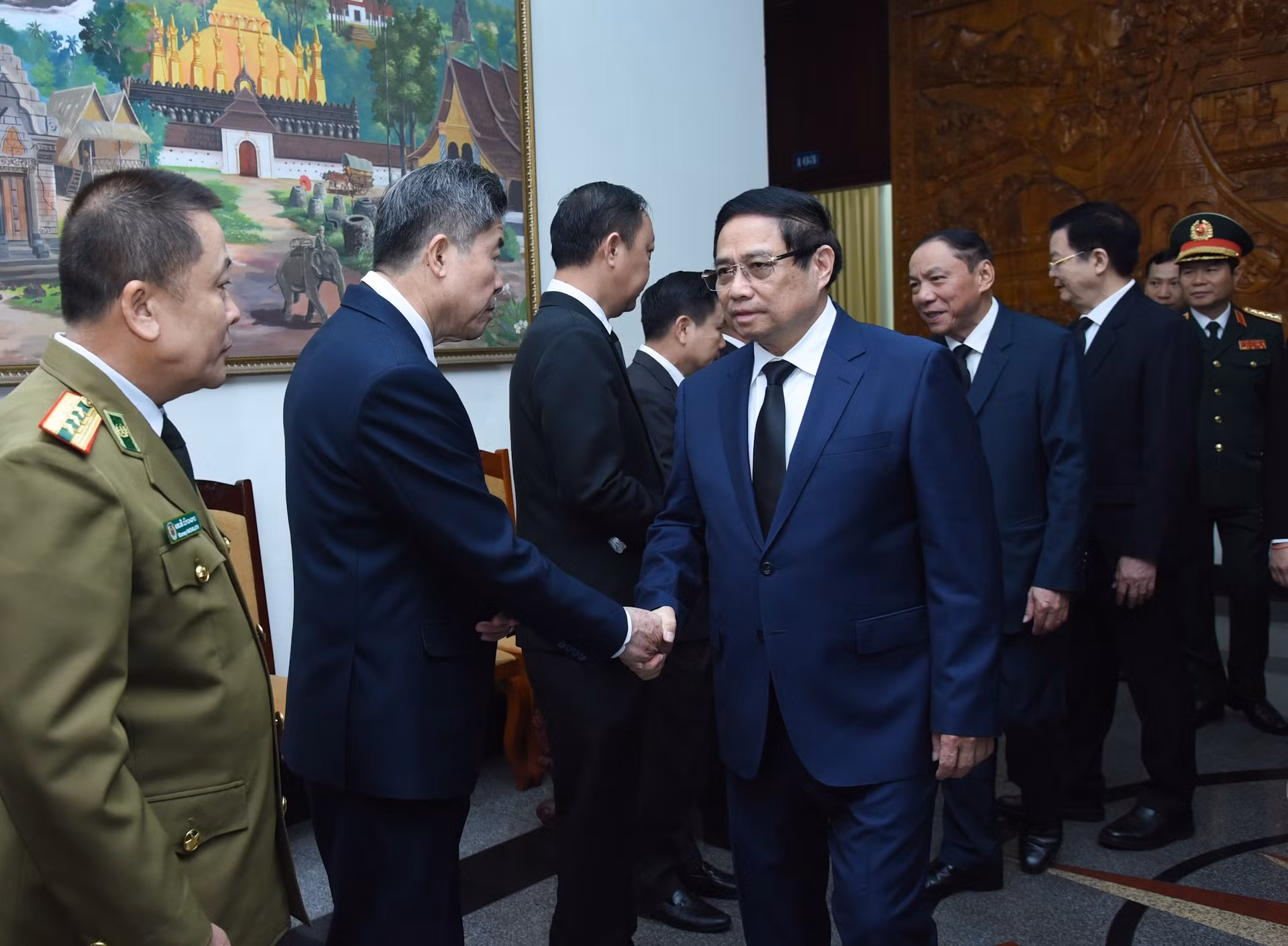 El premier vietnamita ofrece consuelo a funcionarios de la Embajada. El premier vietnamita ofrece consuelo a funcionarios de la Embajada.