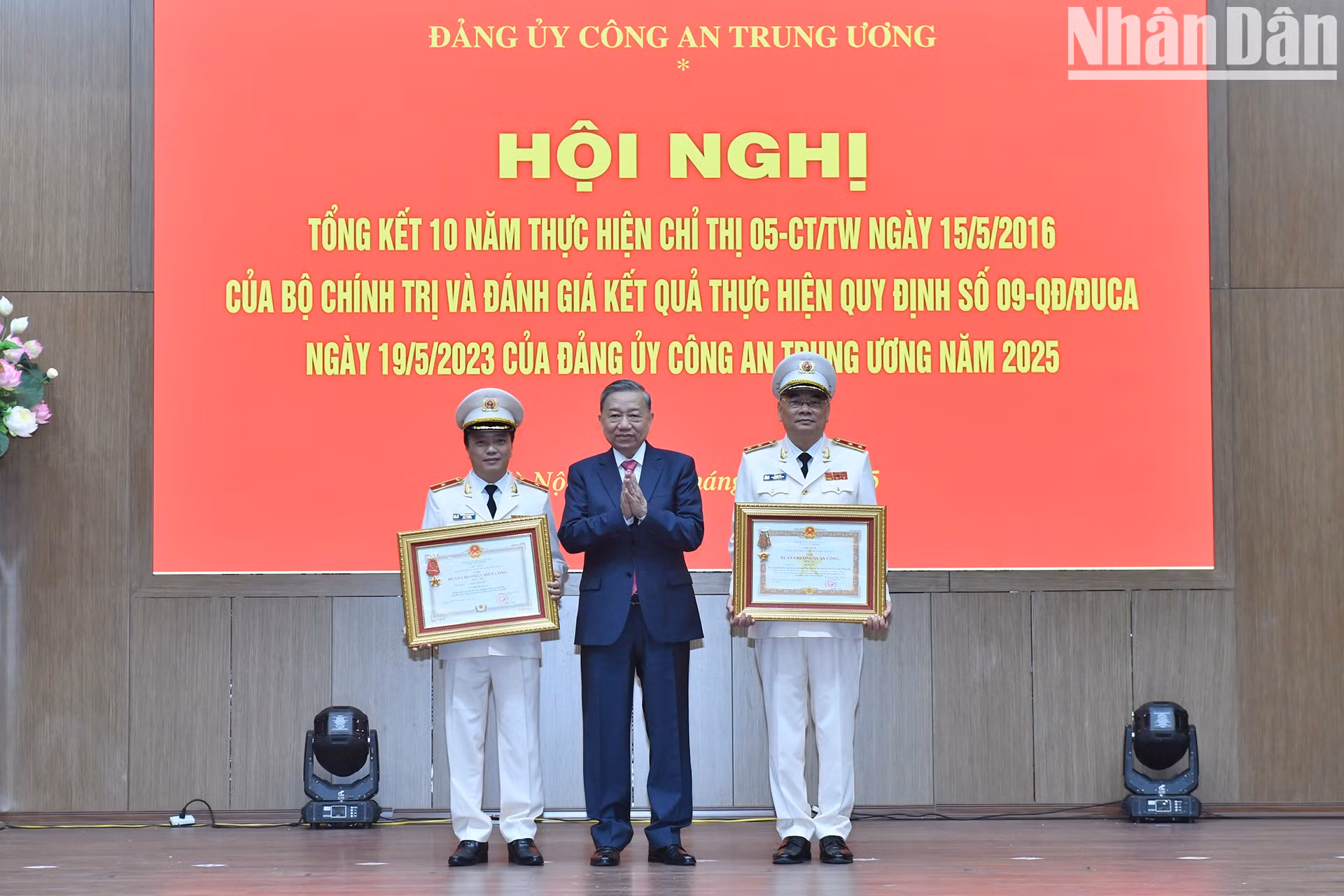 El líder partidista otorga la Orden de Mérito Militar de Tercera clase al general de división To An Xo y la Orden de Hazaña de Primera clase al general de brigada Dang Hong Duc.