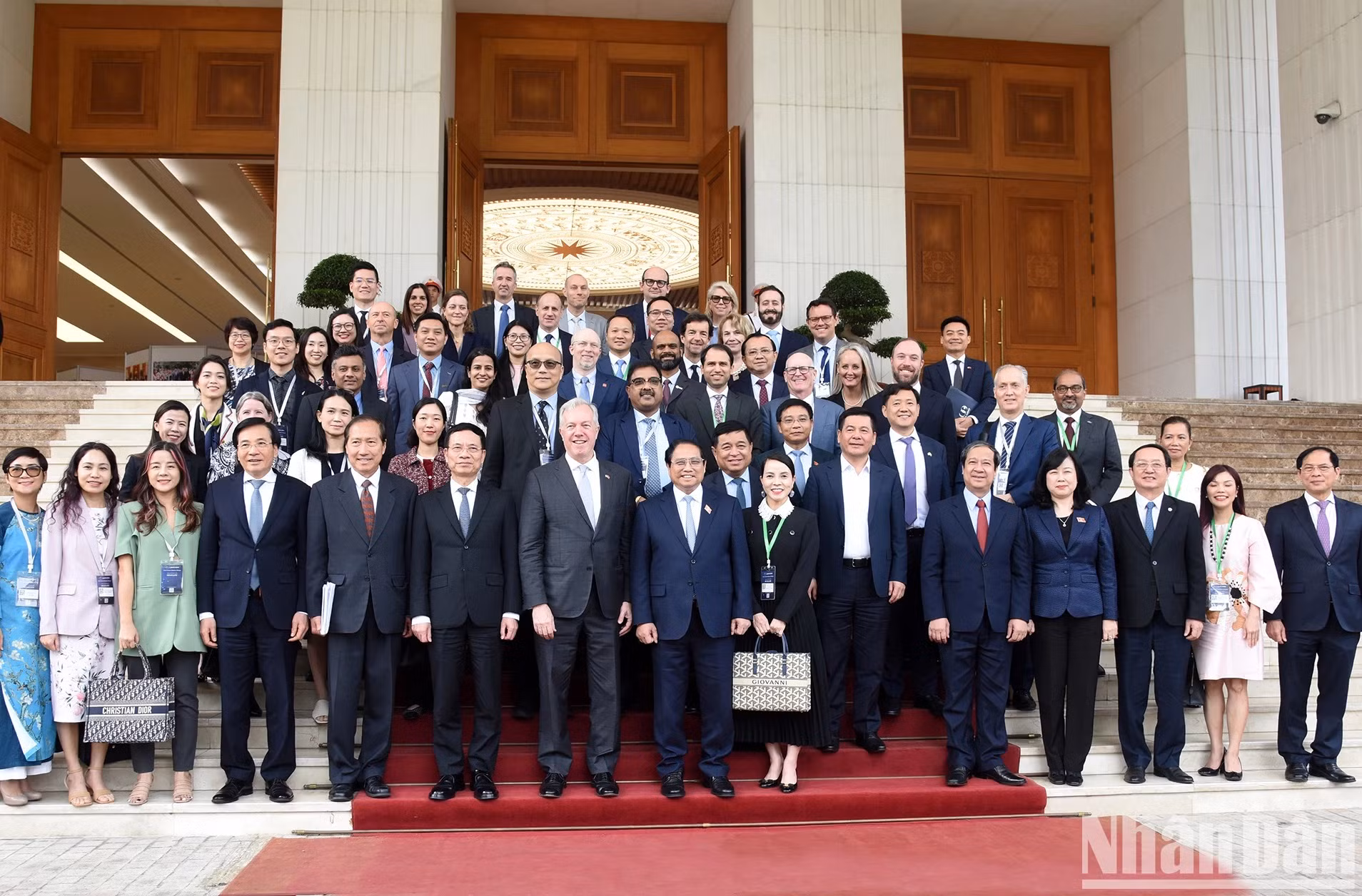 El premier vietnamita posa junto a los delegados del Consejo.