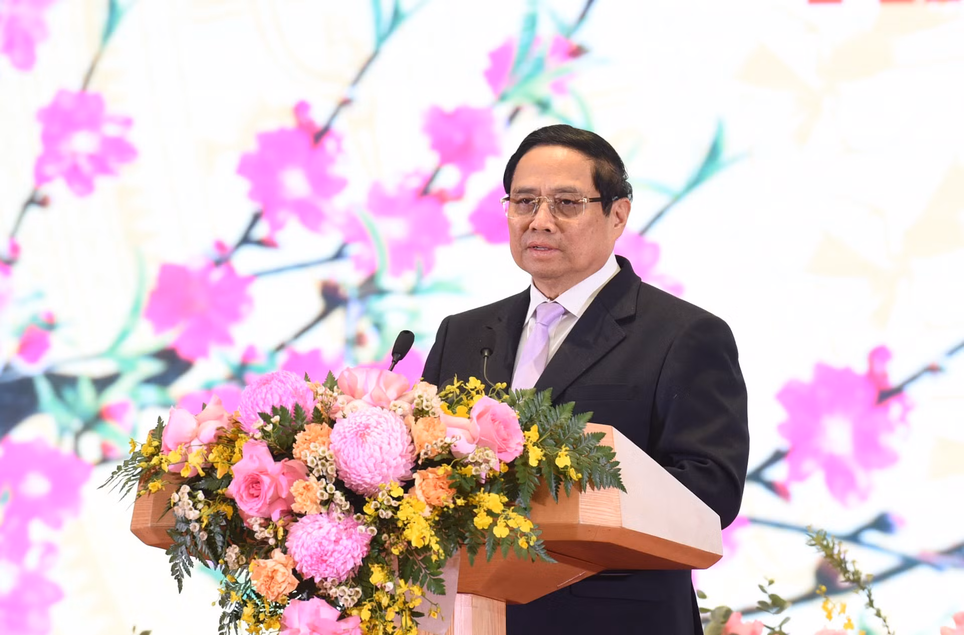 El premier Pham Minh Chinh extiende a los invitados sus felicitaciones por el Año Nuevo Lunar.