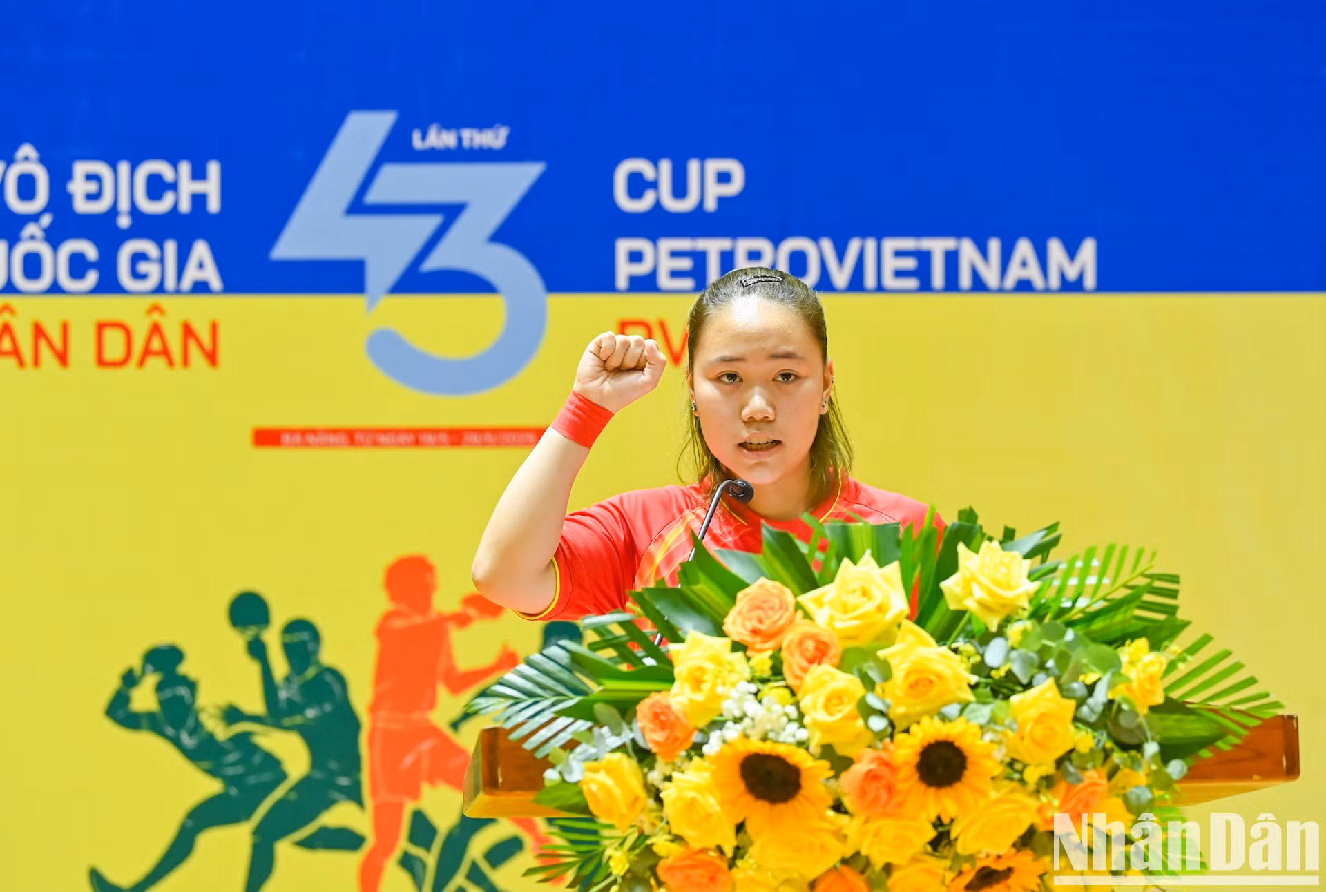 Ngo Thuy Tien, de la delegación de Da Nang, presta juramento en representación de los atletas participantes en el torneo.