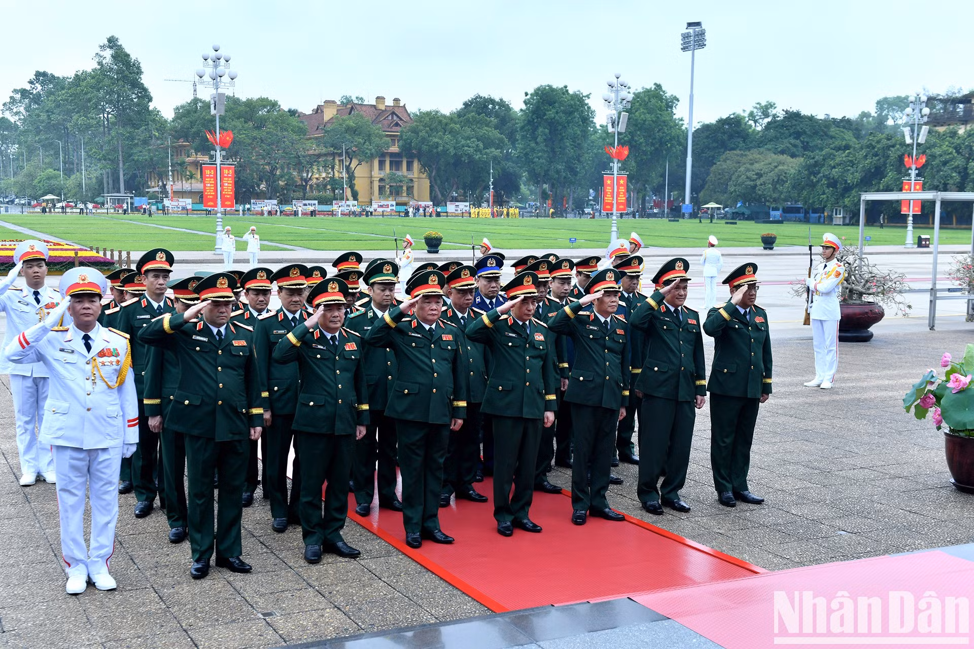 Los delegados de la Comisión Militar Central y del Ministerio de Defensa rinden homenaje al Presidente Ho Chi Minh.