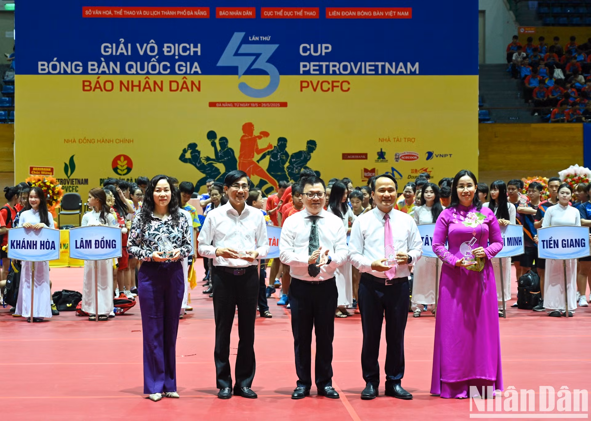 El compañero Le Quoc Minh otorga cristales conmemorativos a representantes del gobierno de Da Nang para agradecer la colaboración de esa ciudad anfitriona de la cita deportiva.