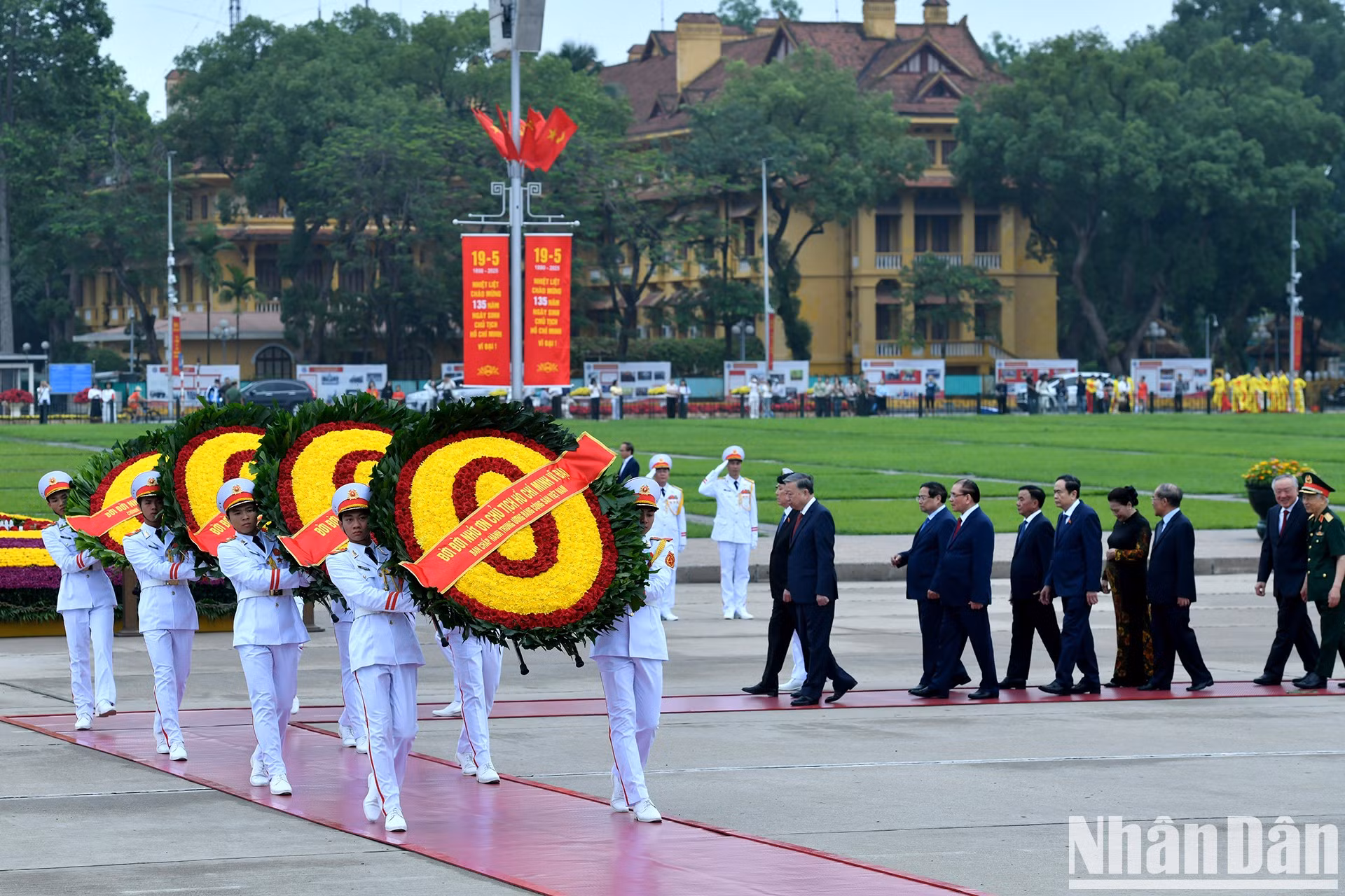 Las ofrendas florales de la delegación de dirigentes y exdirigentes del Partido y del Estado llevan la frase “Infinito agradecimiento al gran Presidente Ho Chi Minh”.