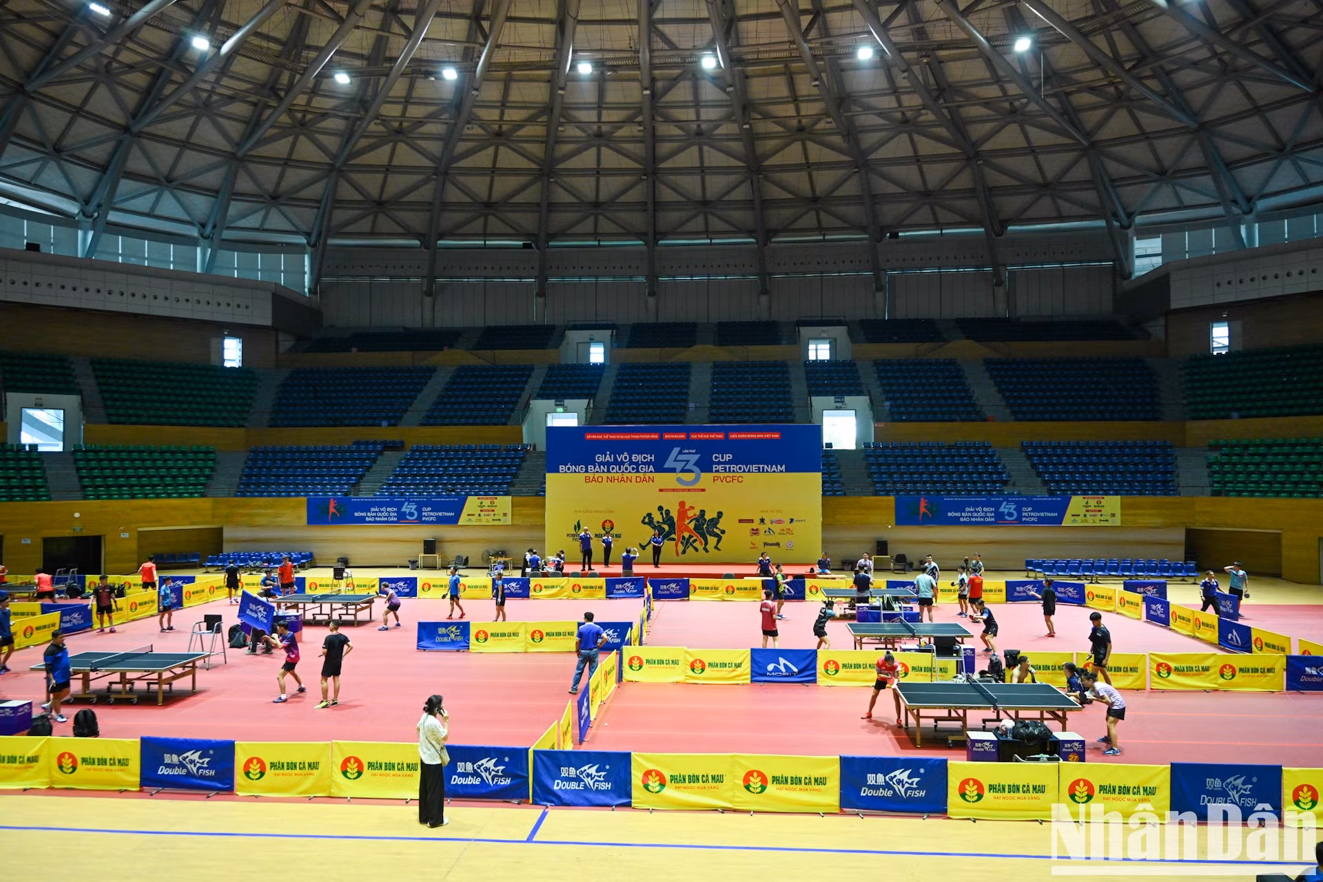 Los atletas practican en el palacio.