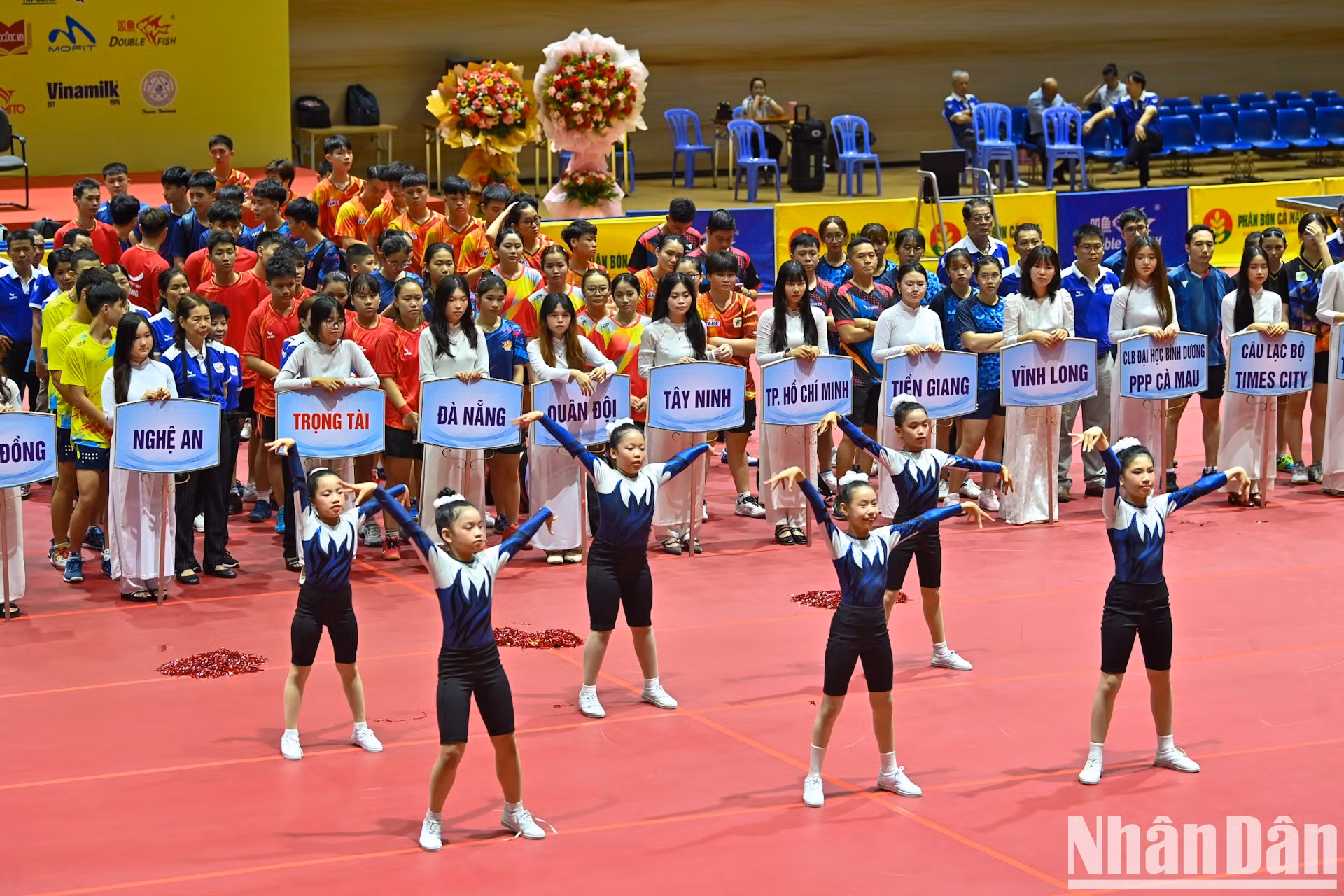 La ceremonia comienza con una actuación del club Aerobic Gymnastics de Da Nang.