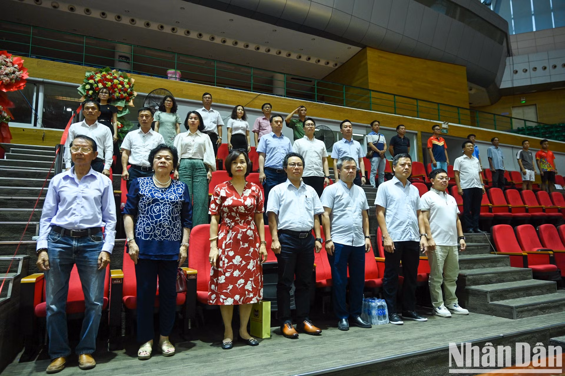 Los delegados durante el acto de saludo a bandera.