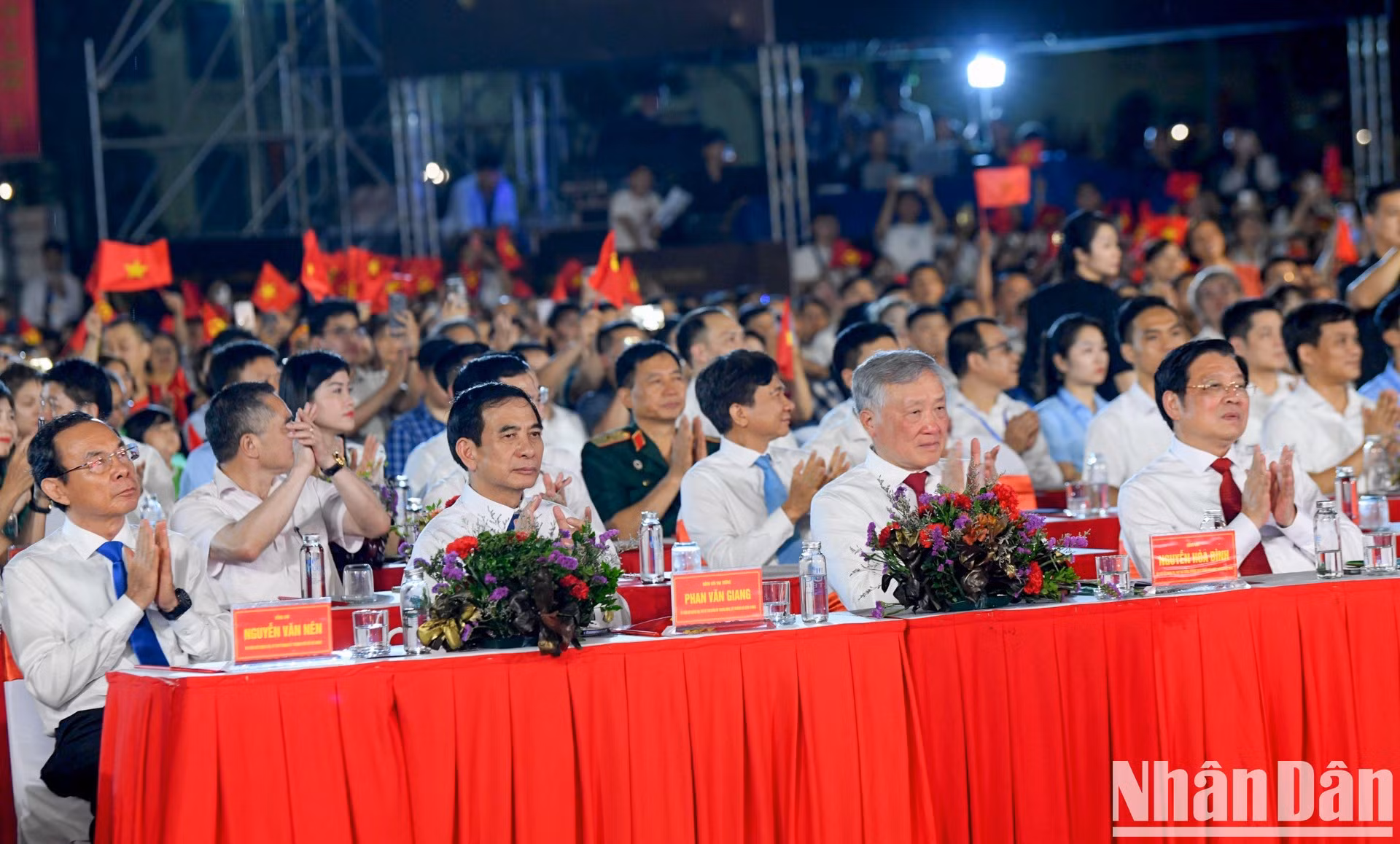 Dirigentes del Partido y del Estado en el evento.