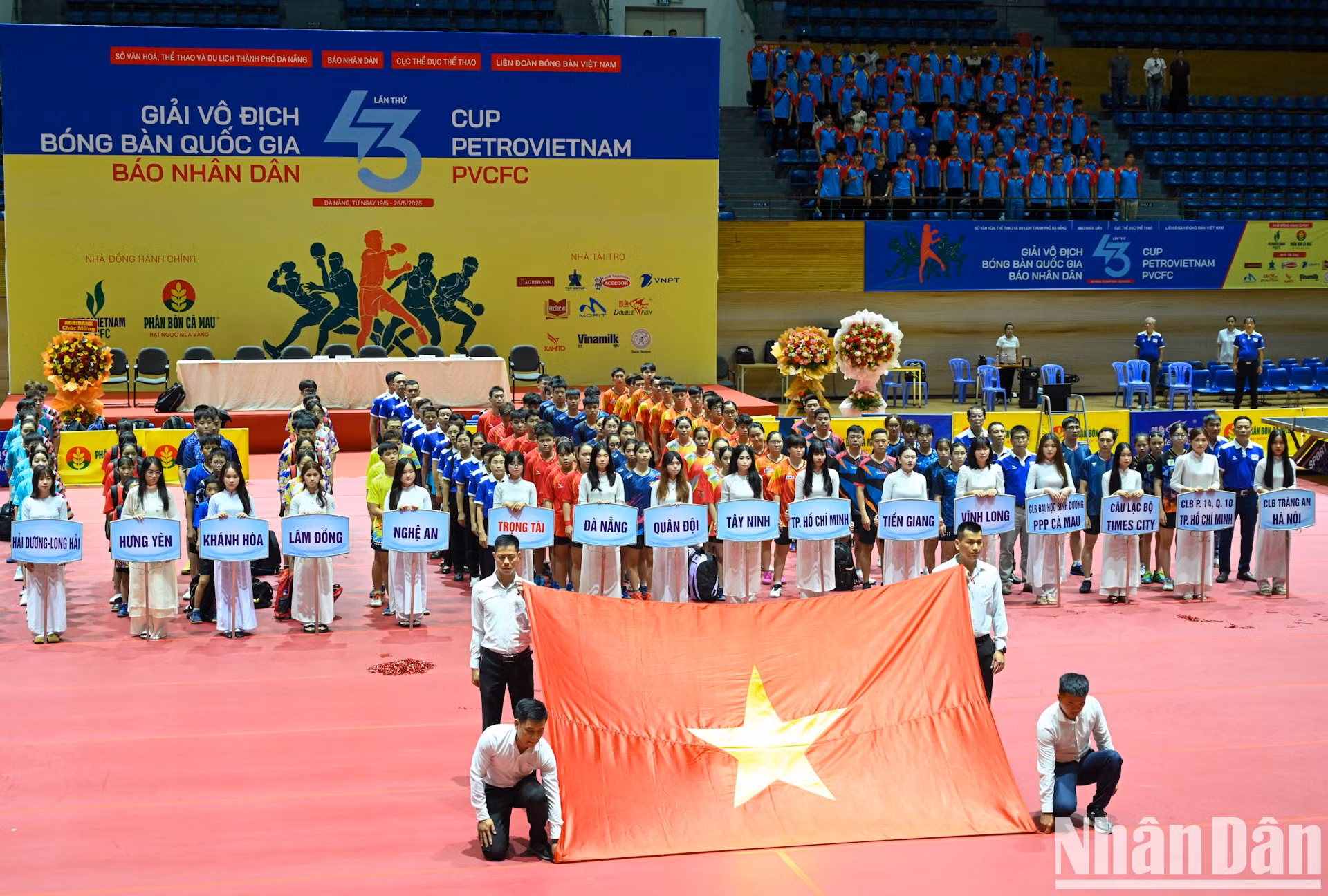 En el acto de saludo a bandera.