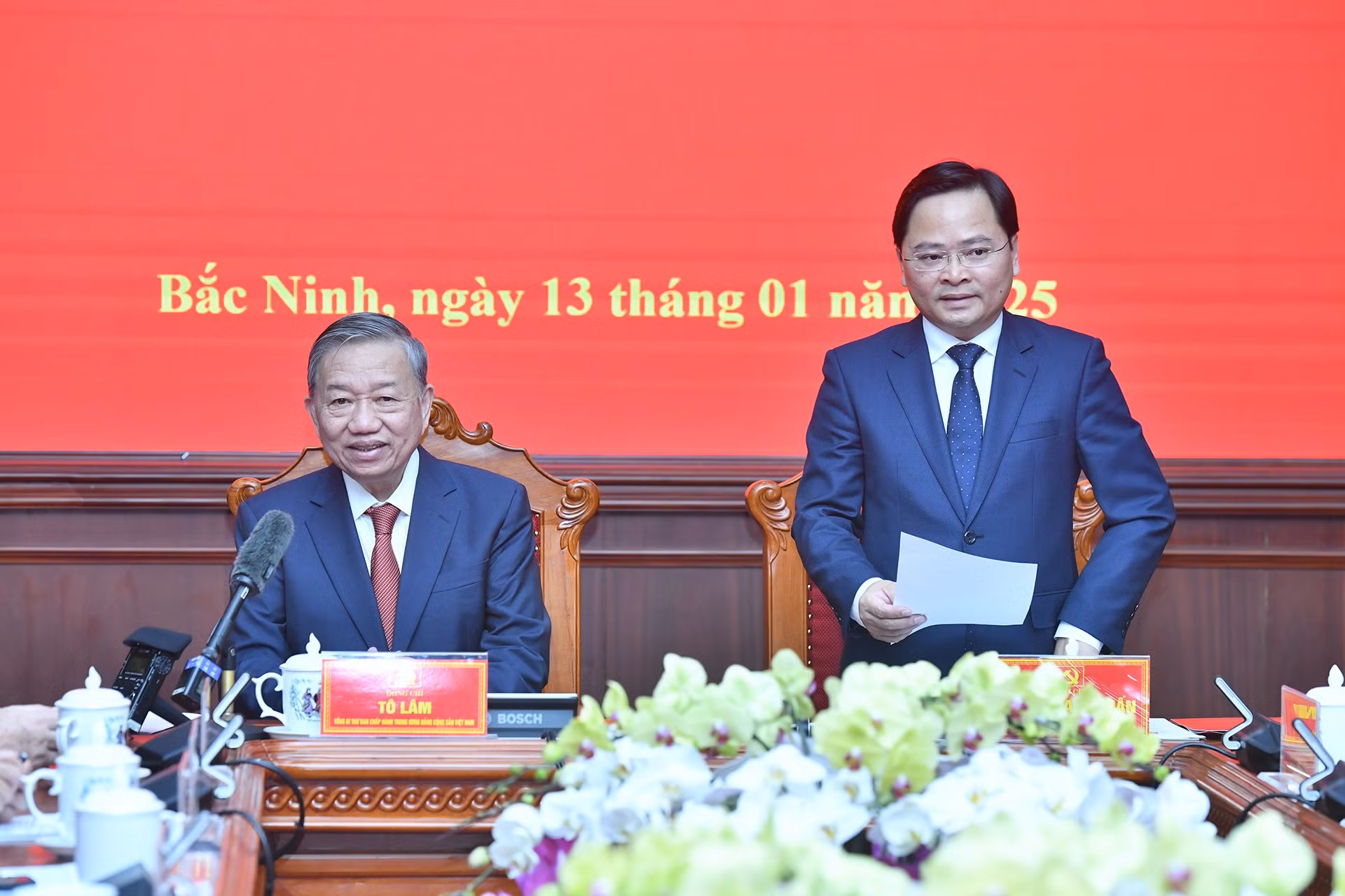 El secretario del Comité del PCV en Bac Ninh, Nguyen Anh Tuan, da palabras.