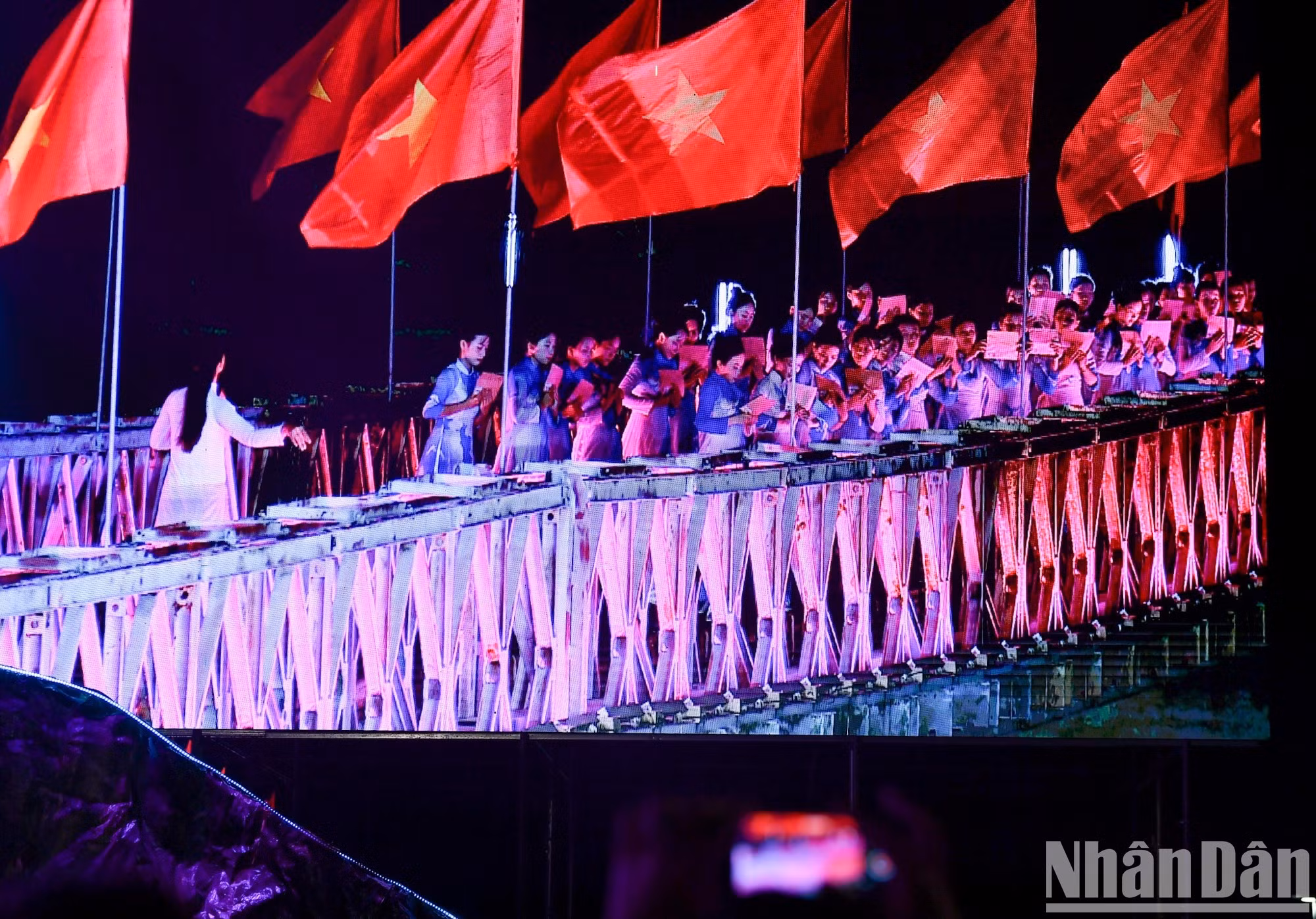 En vez de un solo escenario, las actuaciones se ofrecen en un multiespacio, incluidos la Torre de Bandera en la orilla norteña y otras seis zonas de significación histórica como el puente de Hien Luong y el monumento en homenaje a los miembros de la policía popular armada (actual Guardia Fronteriza).