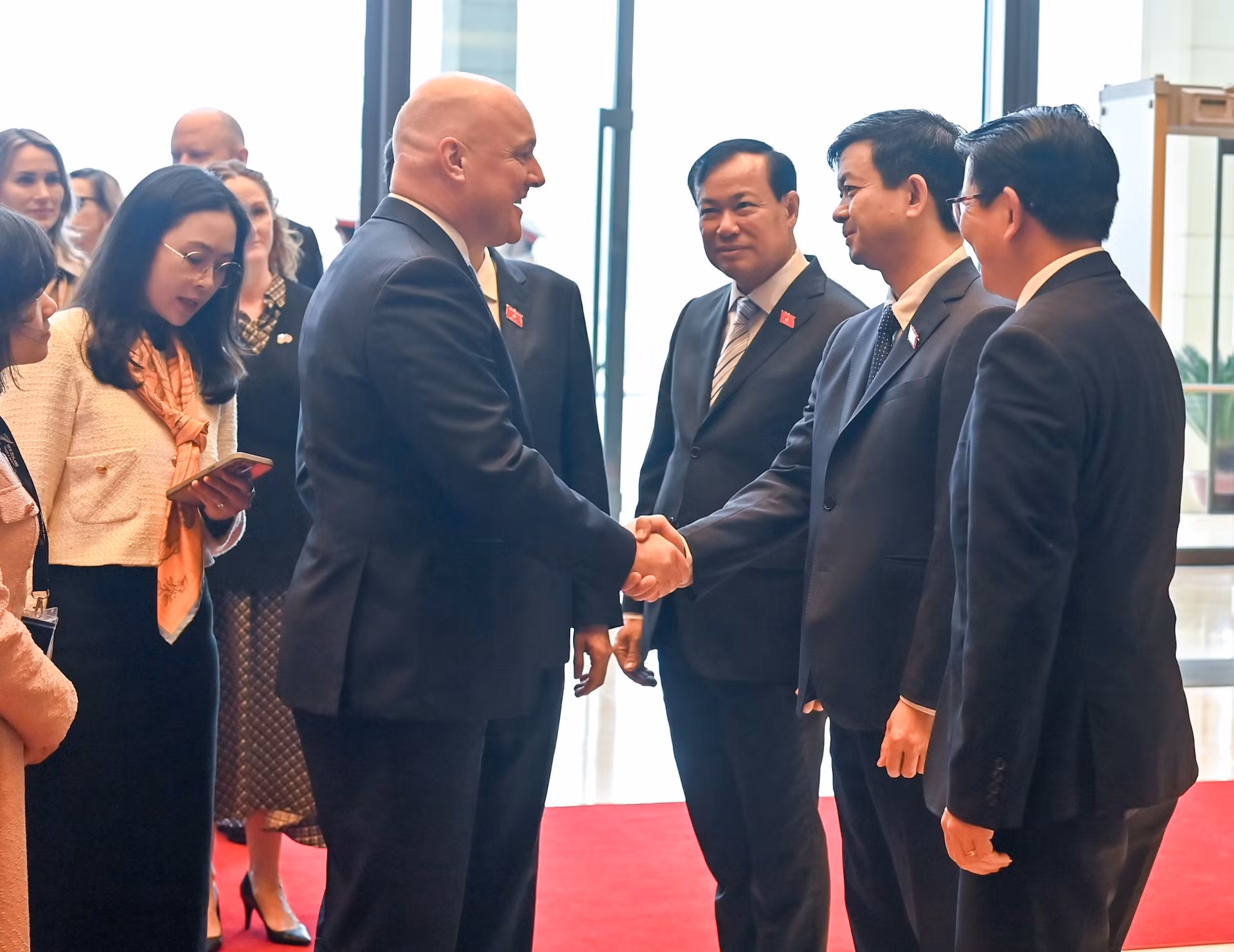 Thanh Man presenta al visitante a los representantes de Vietnam en la reunión. Thanh Man presenta al visitante a los representantes de Vietnam en la reunión.