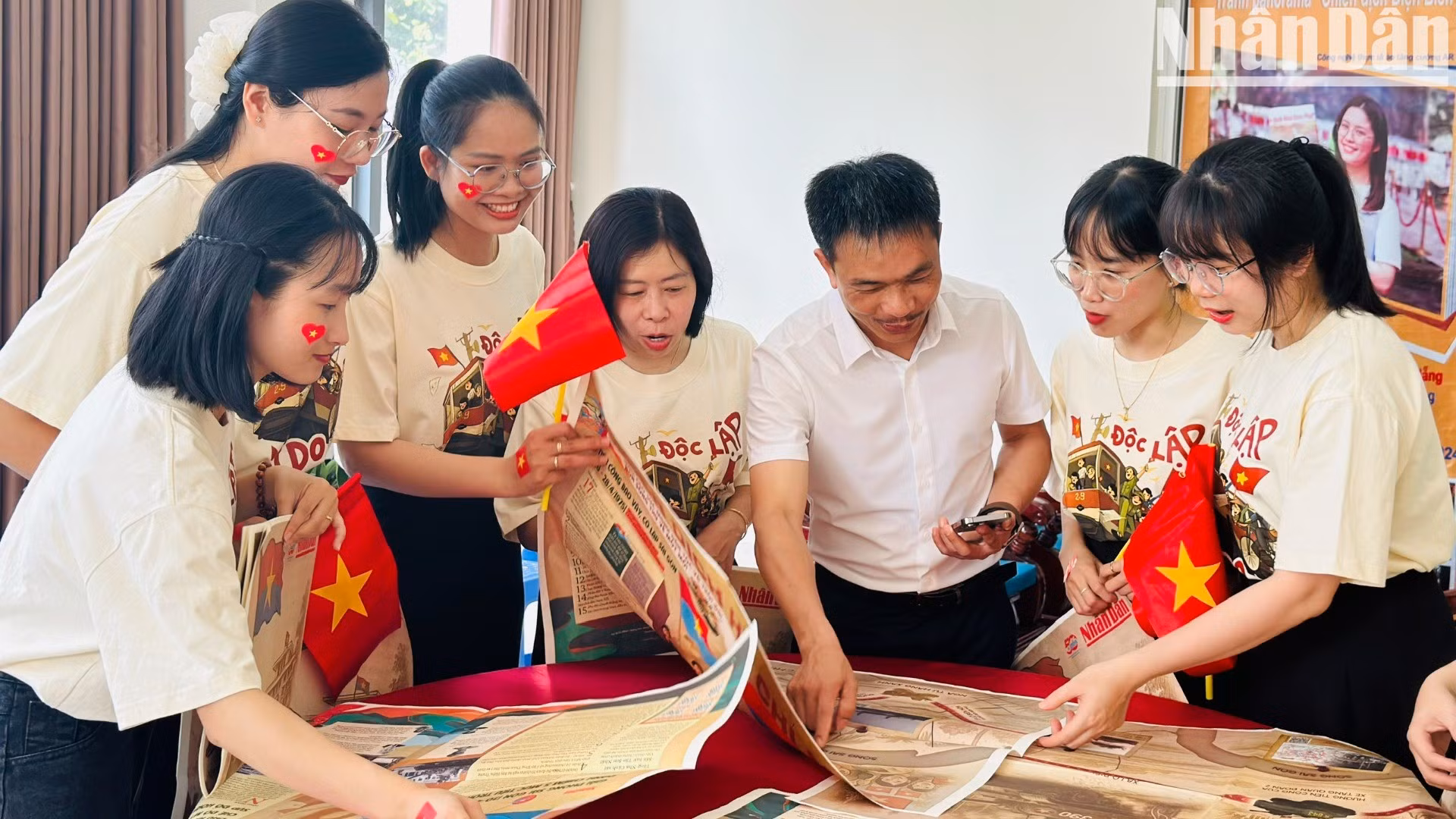 Gente disfrutando del muy buscado producto de Nhan Dan.