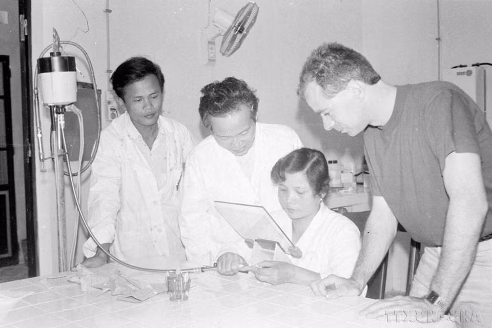 Después de la reunificación del país, el sector de la salud experimentó grandes avances, alcanzando importantes logros en la atención y la protección de la salud pública. En la foto, tomada en 1992, expertos neerlandeses enseñan al Instituto de Otorrinolaringología de Hanói la técnica de fabricación de audífonos para niños con discapacidad auditiva. Después de la reunificación del país, el sector de la salud experimentó grandes avances, alcanzando importantes logros en la atención y la protección de la salud pública. En la foto, tomada en 1992, expertos neerlandeses enseñan al Instituto de Otorrinolaringología de Hanói la técnica de fabricación de audífonos para niños con discapacidad auditiva.