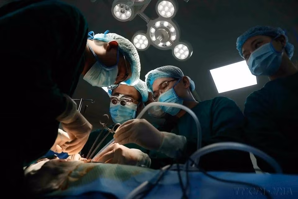 El 8 de septiembre de 2024, el Hospital General de Duc Giang, en Hanói, realizó con éxito su primer trasplante renal entre familiares directos, marcando un hito en el desarrollo de los trasplantes en Vietnam. En la foto, médicos del Hospital General de Duc Giang realizan el trasplante renal al paciente. El 8 de septiembre de 2024, el Hospital General de Duc Giang, en Hanói, realizó con éxito su primer trasplante renal entre familiares directos, marcando un hito en el desarrollo de los trasplantes en Vietnam. En la foto, médicos del Hospital General de Duc Giang realizan el trasplante renal al paciente.