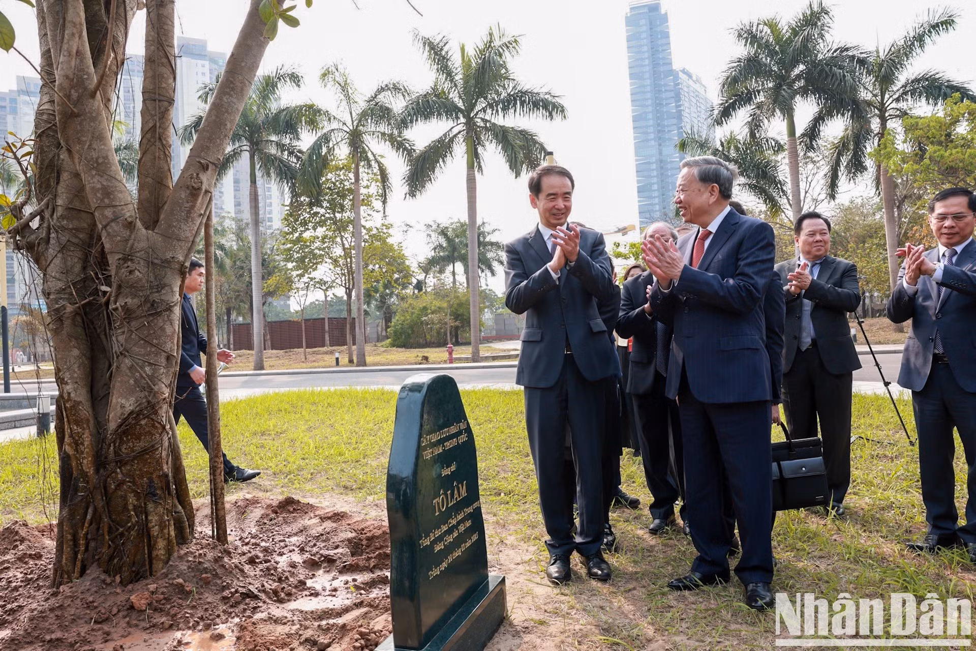 El dirigente realiza el acto de plantación del Árbol de Intercambio Humanístico Vietnam-China.