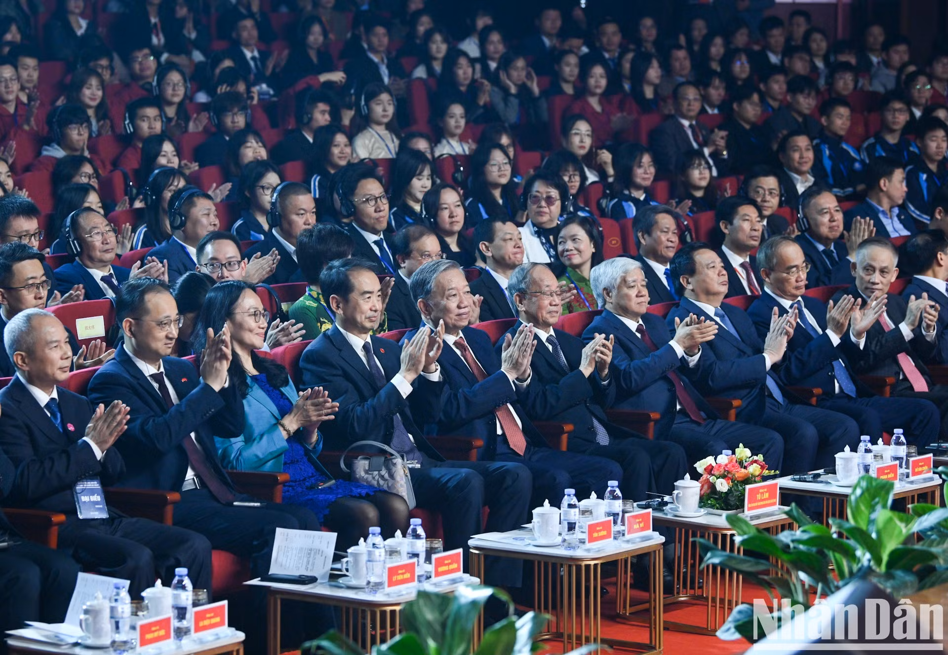 El líder del PCV, junto al embajador de China en el país, He Wei, y dirigentes del Partido y del Estado vietnamitas.