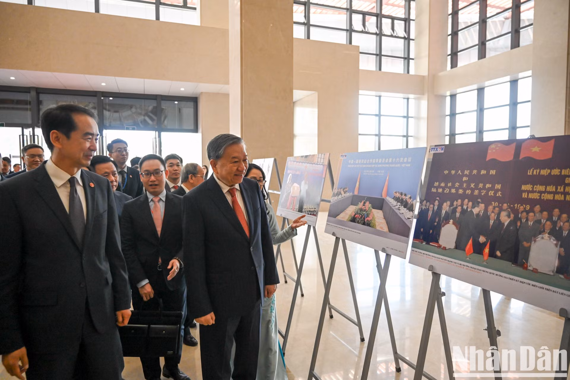 El líder del PCV recorre una exposición fotográfica sobre los 75 años de relación entre Vietnam y China.