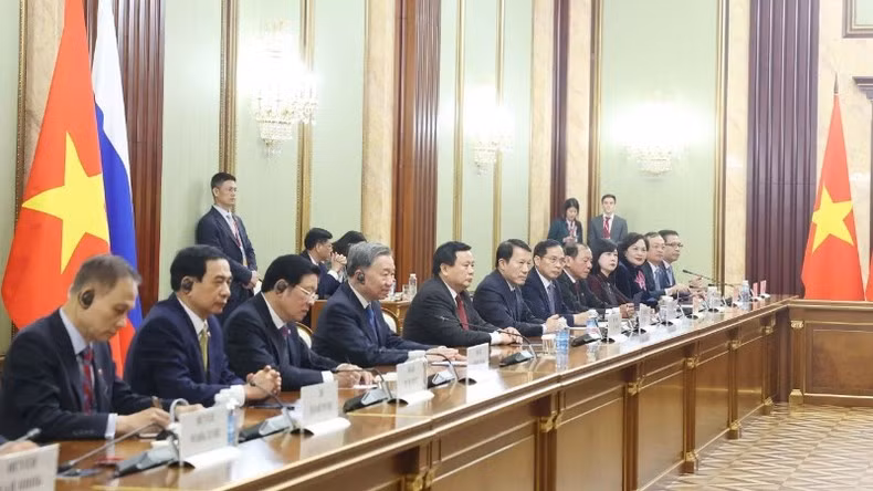 El secretario general del Partido Comunista de Vietnam, To Lam, y la delegación de alto nivel a su cargo en la cita.