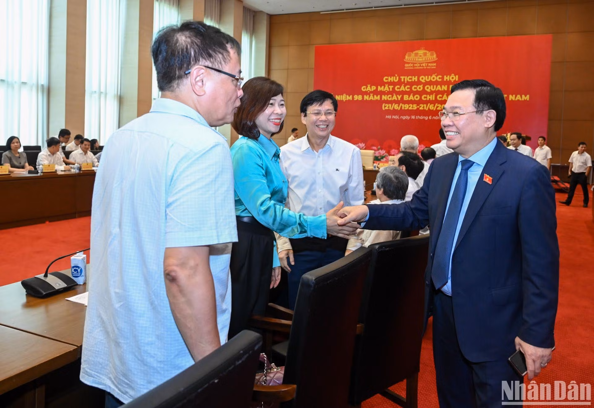 El presidente de la Asamblea Nacional, Vuong Dinh Hue, saluda a delegados. El presidente de la Asamblea Nacional, Vuong Dinh Hue, saluda a delegados.