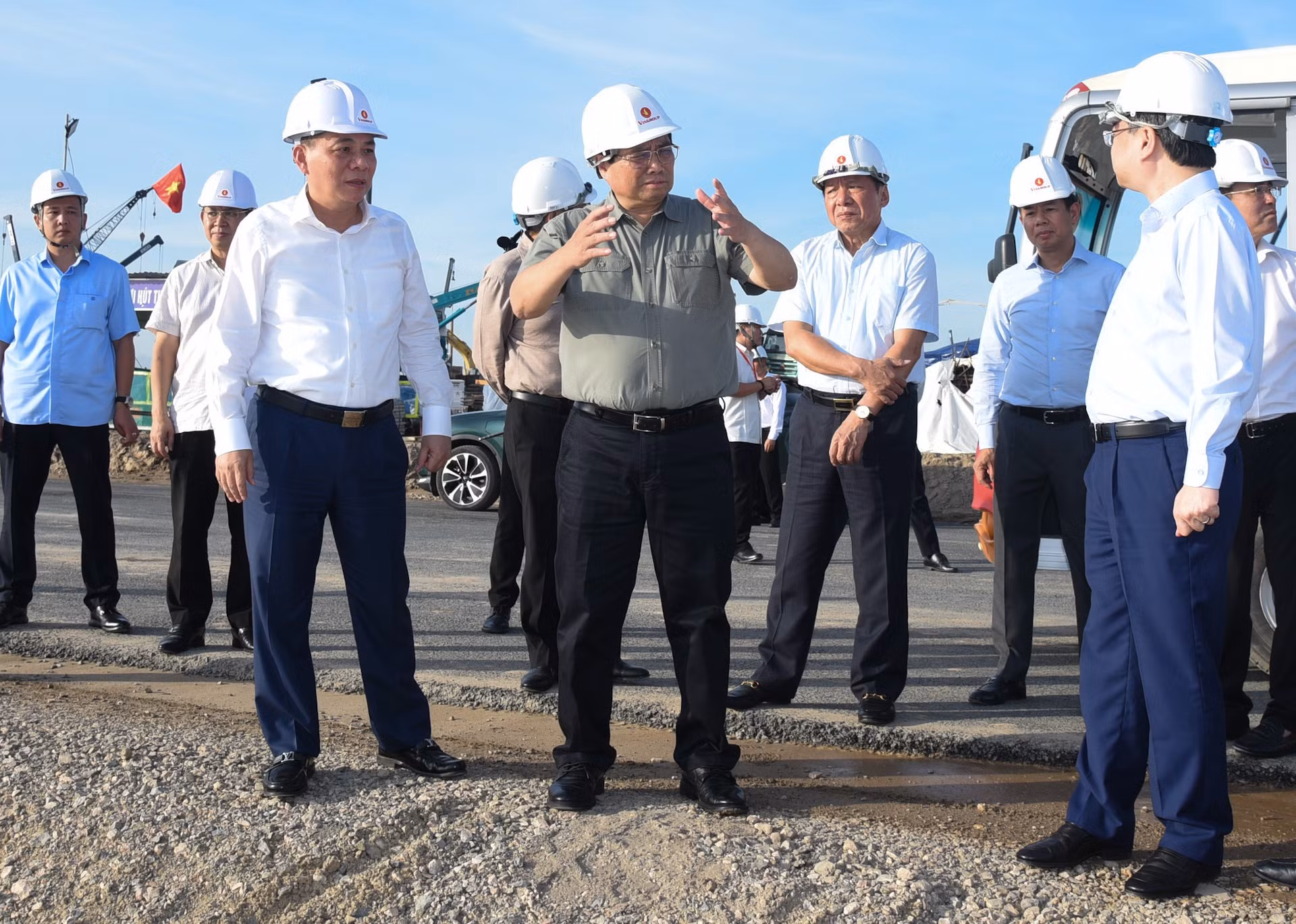 El jefe de Gobierno en el sitio de construcción. El jefe de Gobierno en el sitio de construcción.