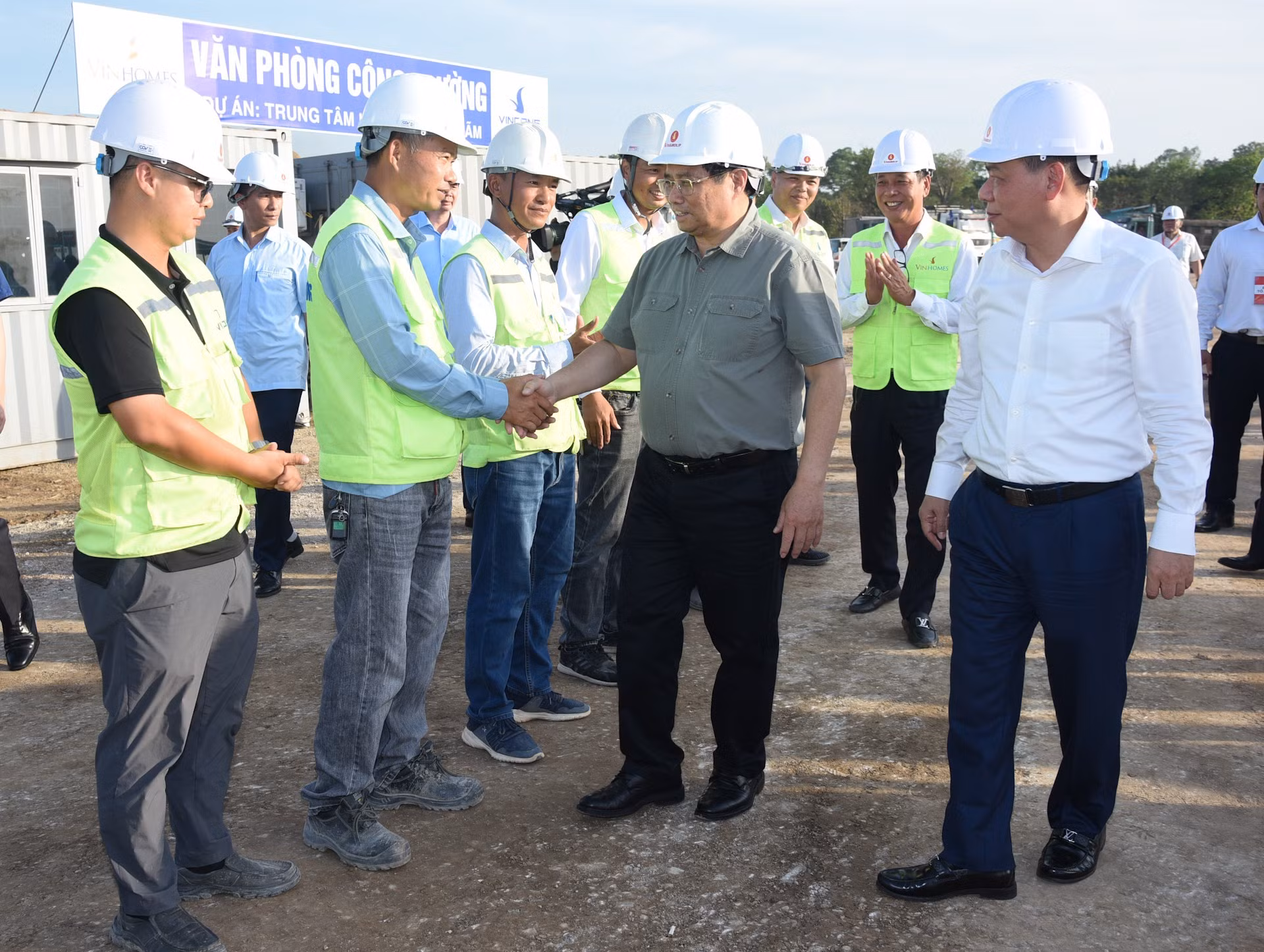 El dirigente anima a funcionarios, obreros y contratistas del proyecto. El dirigente anima a funcionarios, obreros y contratistas del proyecto.