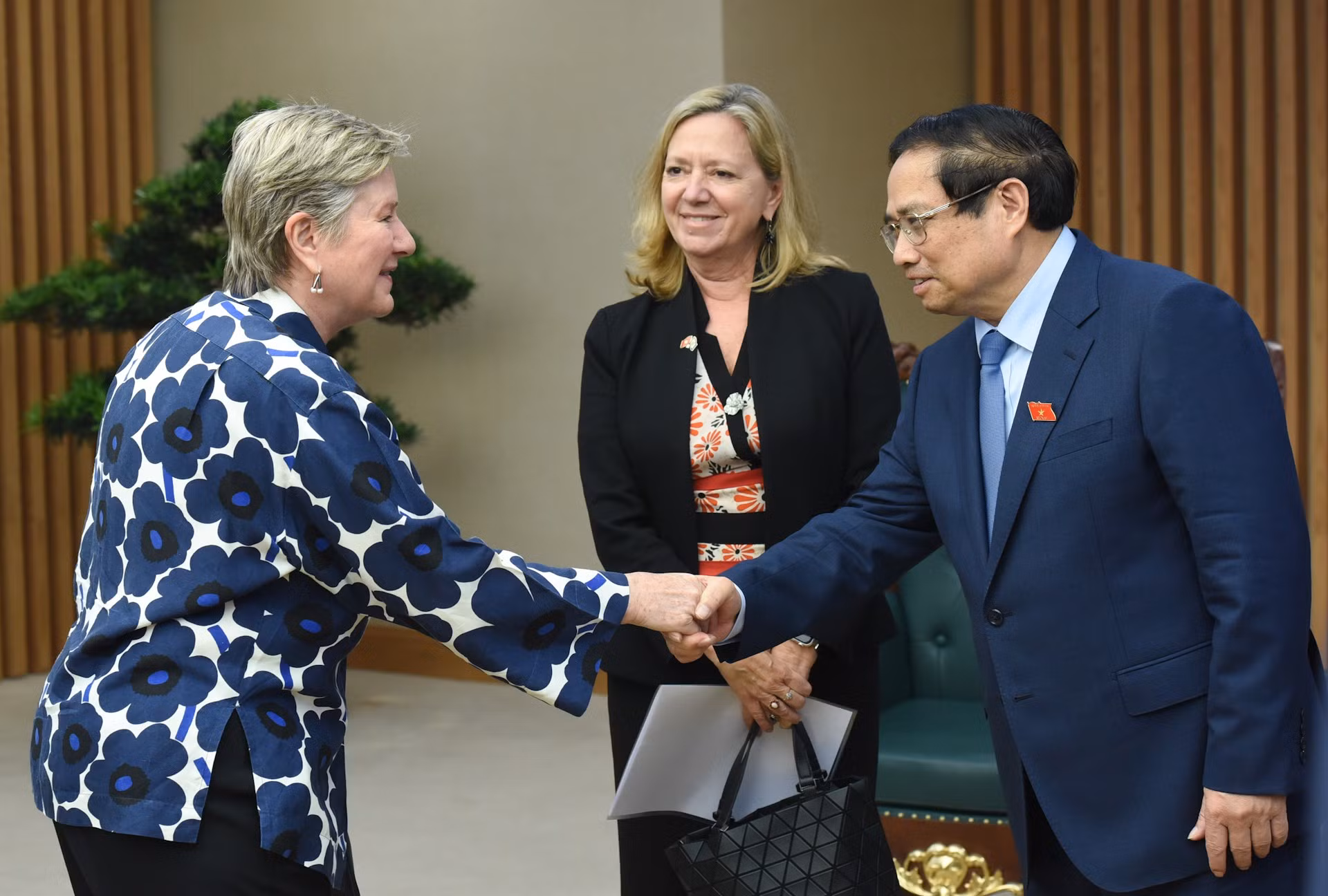 El premier Pham Minh Chinh recibe a Mariam J. Sherman y miembros de su delegación.