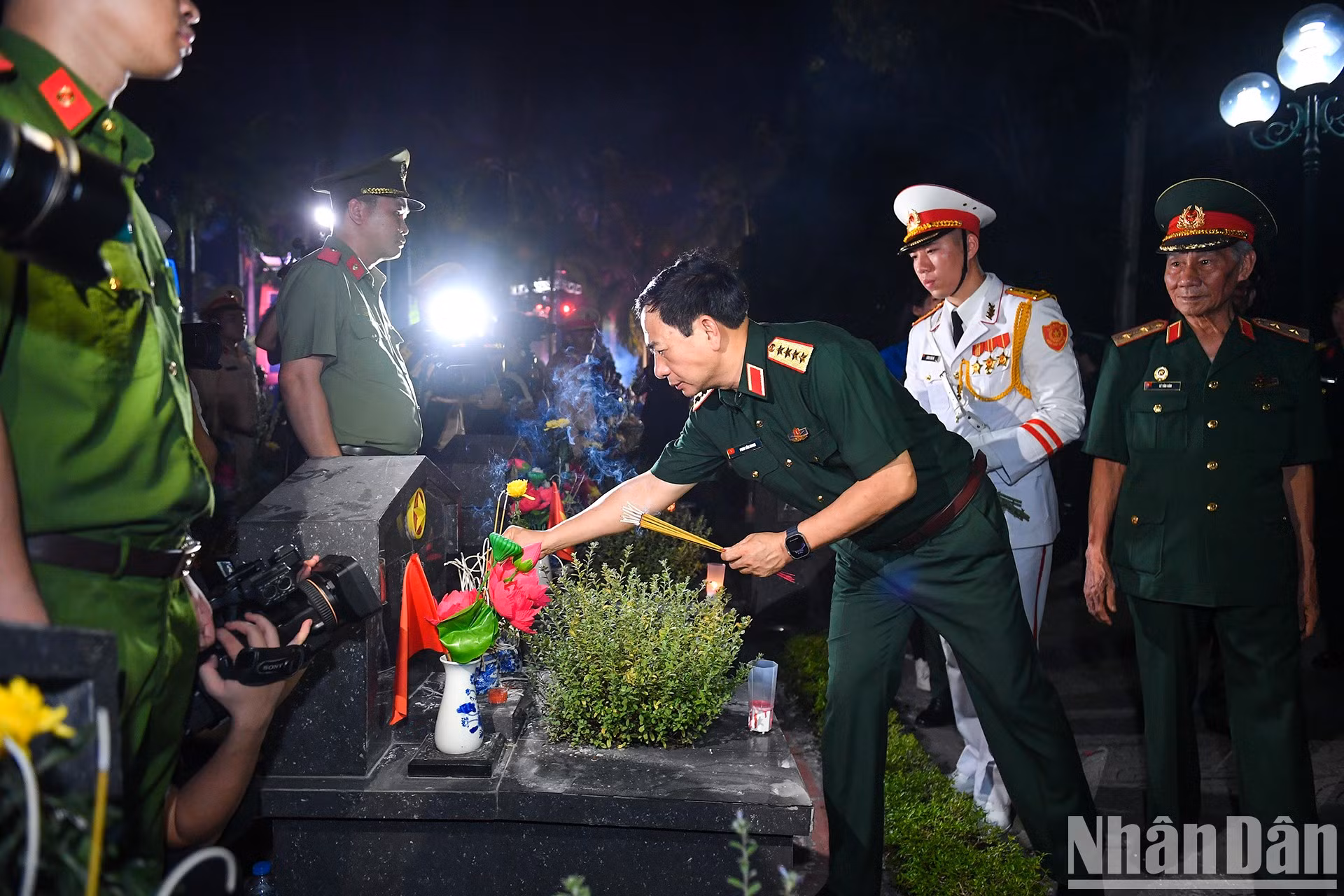 El general Phan Van Giang coloca inciensos en homenaje a los mártires.