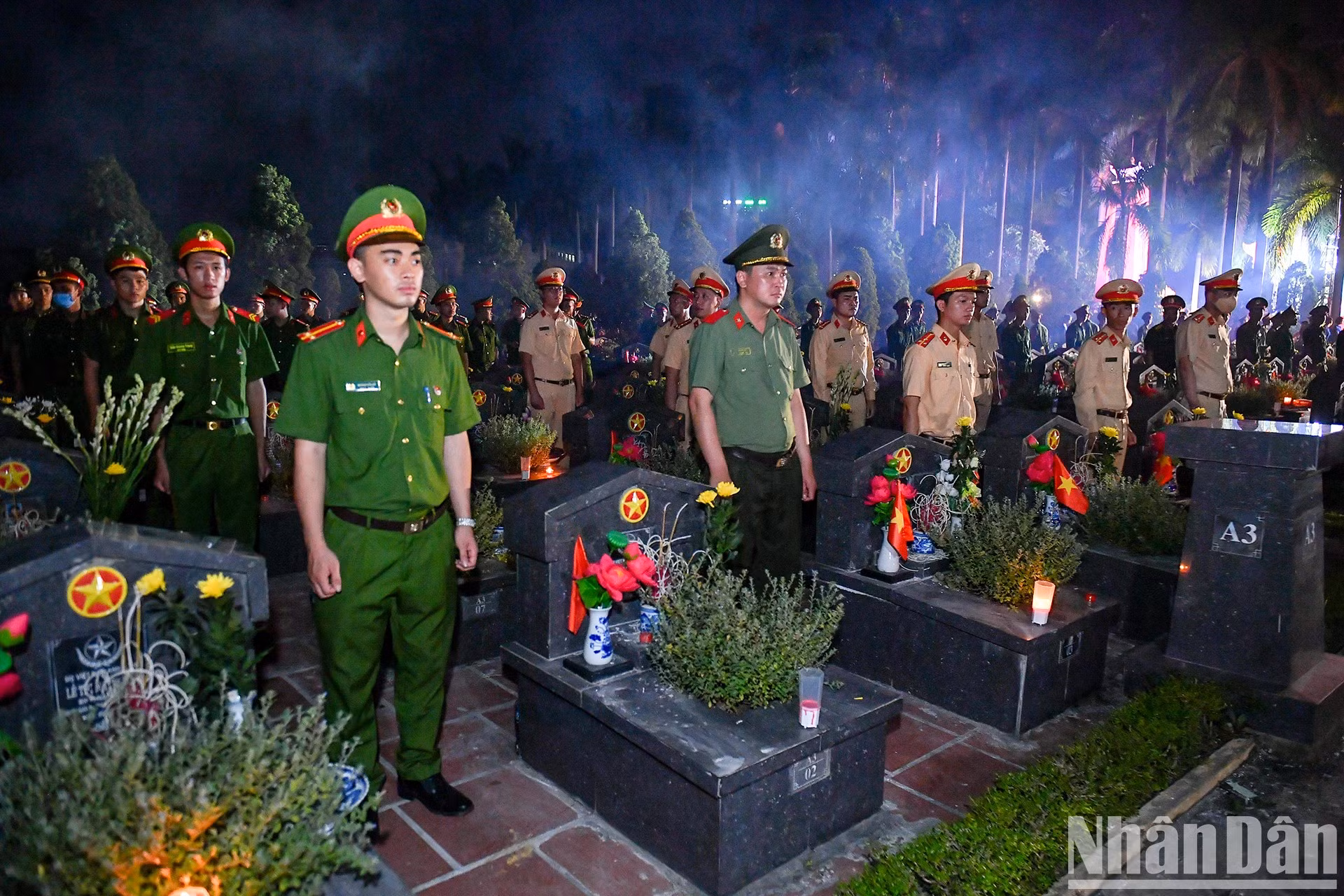 La ceremonia se llevó a cabo simultáneamente en los cementerios municipales de otras nueve ciudades, otros más de tres mil 200 cementerios y más de tres mil memoriales dedicados a esos héroes en todo el país.