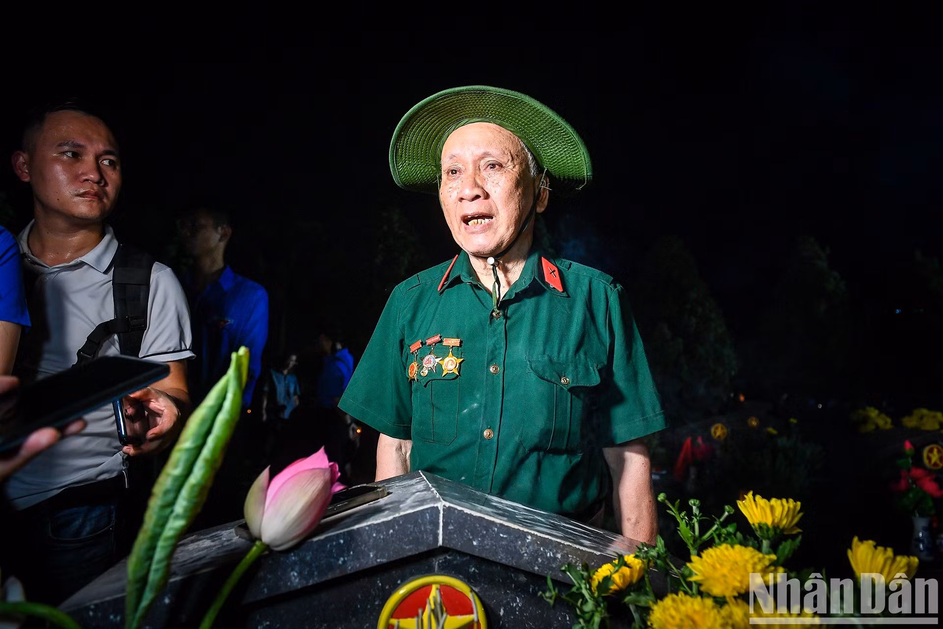 Al igual que todos los años, cada 27 de julio, este veterano de guerra visita el cementerio para rendir homenaje a los compañeros que desafortunadamente no pudieron regresar de la lucha.