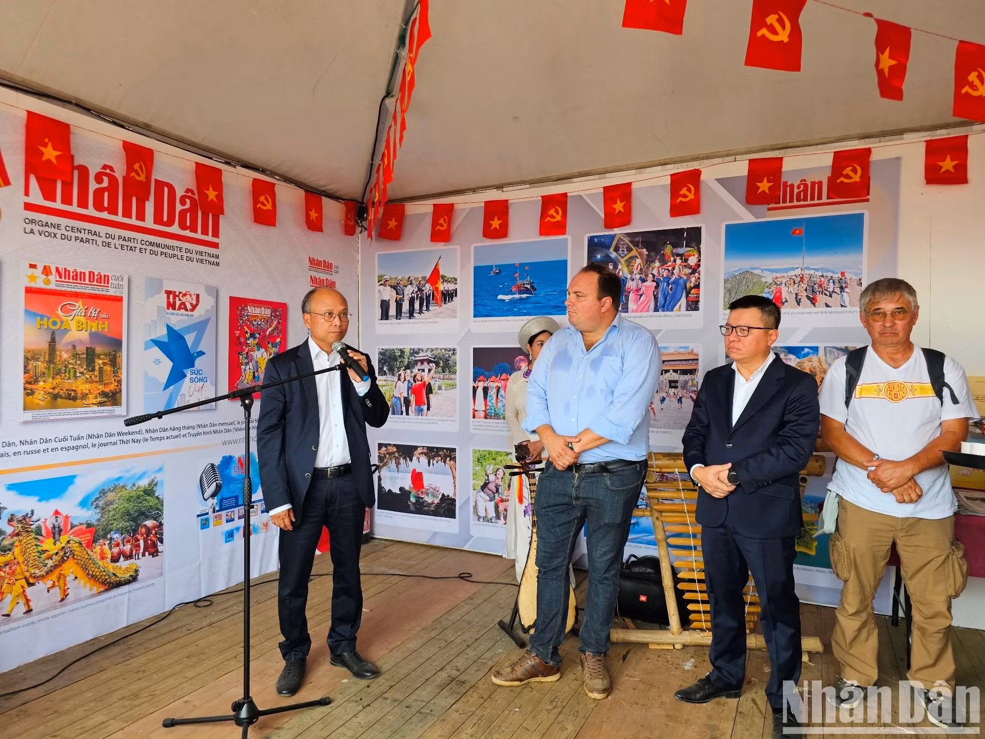 El embajador de Vietnam en Francia, Dinh Toan Thang, da palabras en el pabellón de Vietnam. El embajador de Vietnam en Francia, Dinh Toan Thang, da palabras en el pabellón de Vietnam.