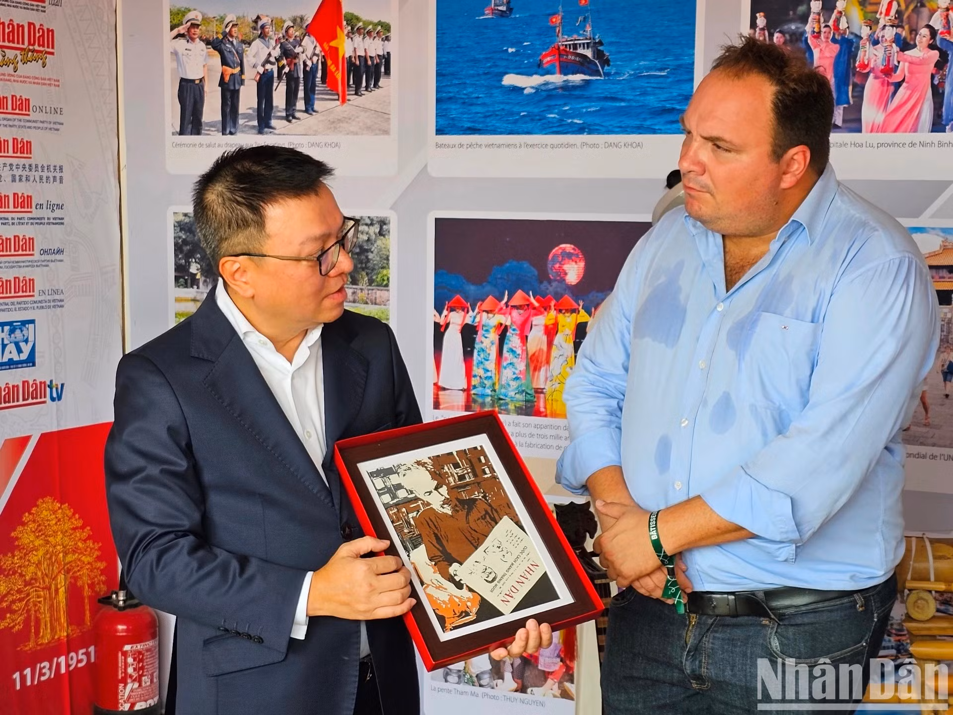 El jefe del órgano de comunicación del PCV entrega un regalo de recuerdo a su par francés, Fabien Gay. El jefe del órgano de comunicación del PCV entrega un regalo de recuerdo a su par francés, Fabien Gay.