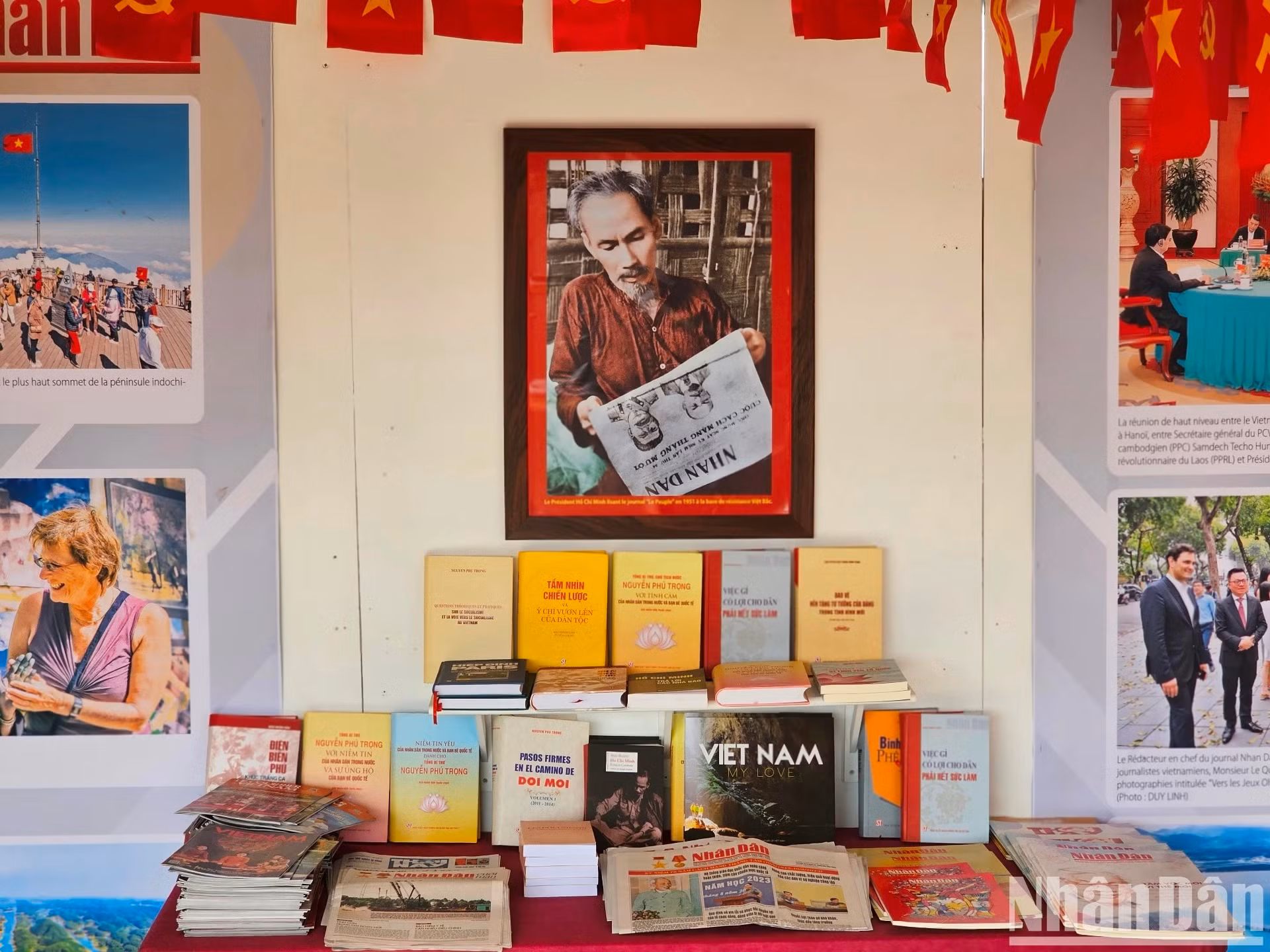 En el pabellón de Vietnam se exhiben obras sobre el Presidente Ho Chi Minh, el Partido Comunista y la causa de renovación e integración internacional del país. En el pabellón de Vietnam se exhiben obras sobre el Presidente Ho Chi Minh, el Partido Comunista y la causa de renovación e integración internacional del país.