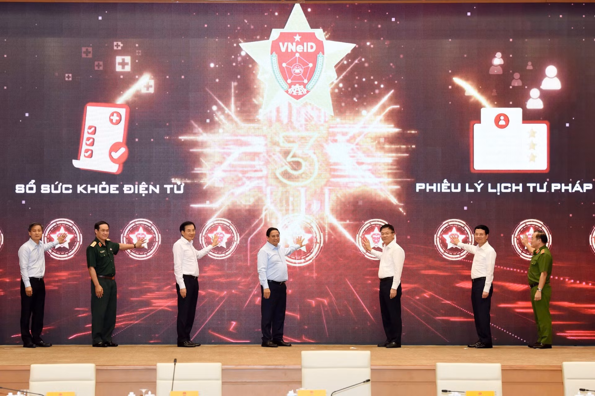 El premier Pham Minh Chinh pulsa el botón de inicios para lanzar oficialmente el proyecto.