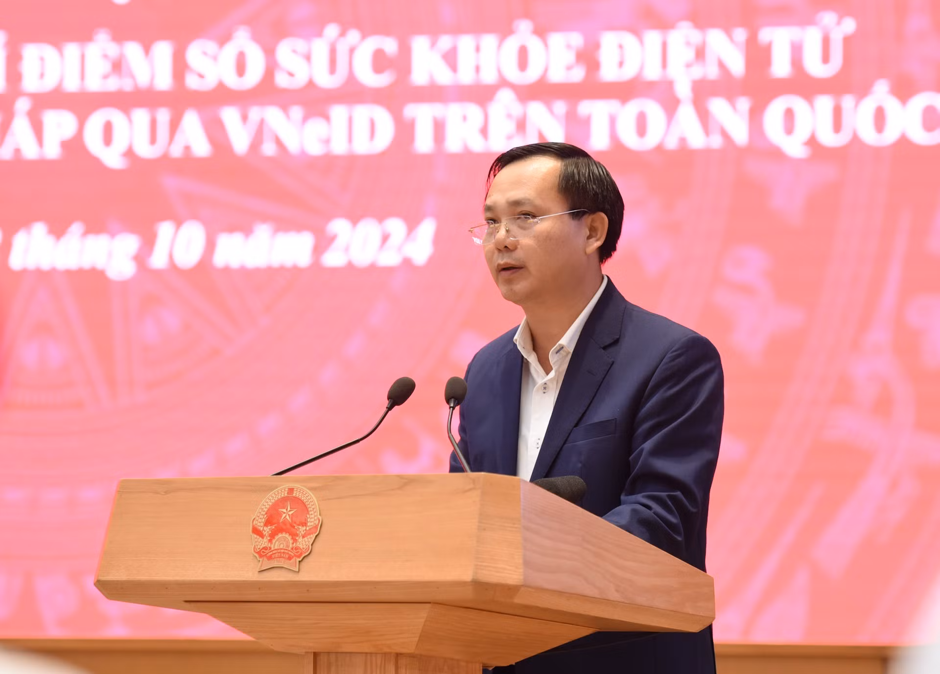 El vicedirector general del Seguro Social de Vietnam, Chu Manh Sinh, expone un informe.