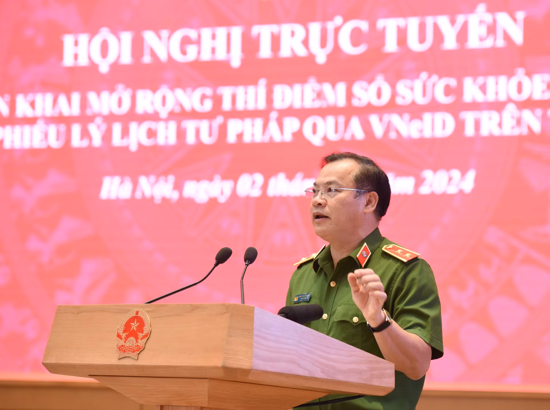 El viceministro de Seguridad Pública Nguyen Van Long presenta un informe.