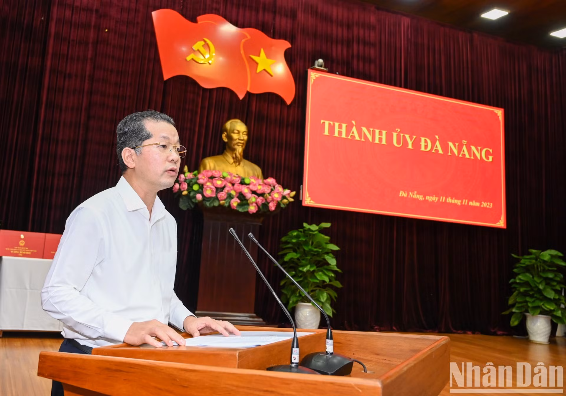 El secretario del Comité municipal del Partido Comunista, Nguyen Van Quang, presenta un informe.