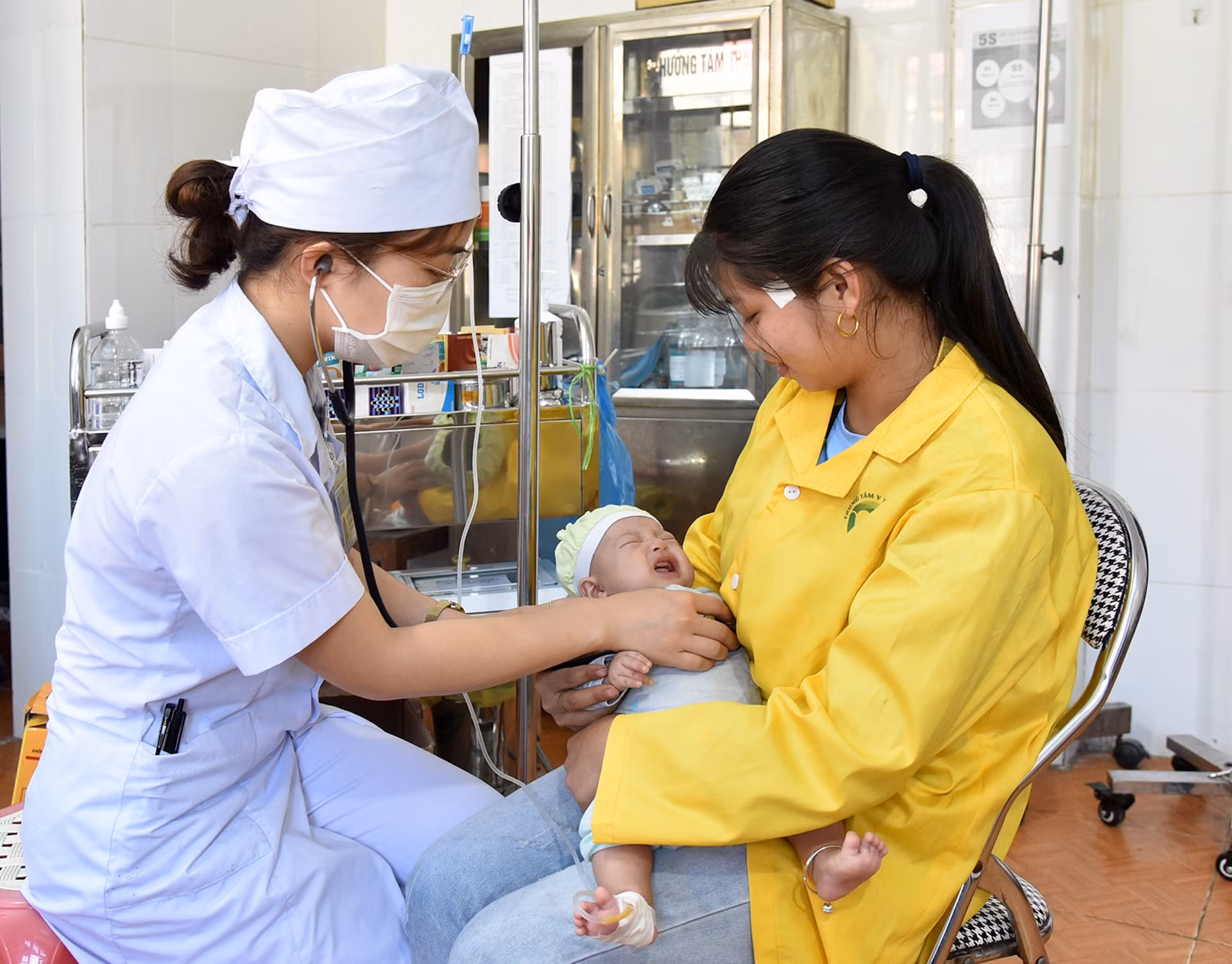 La atención médica a nivel de base está más al alcance de la gente. Supone la primera línea de prevención de enfermedades y de cuidado de la salud, así como de cribado, detección temprana y control de patologías.