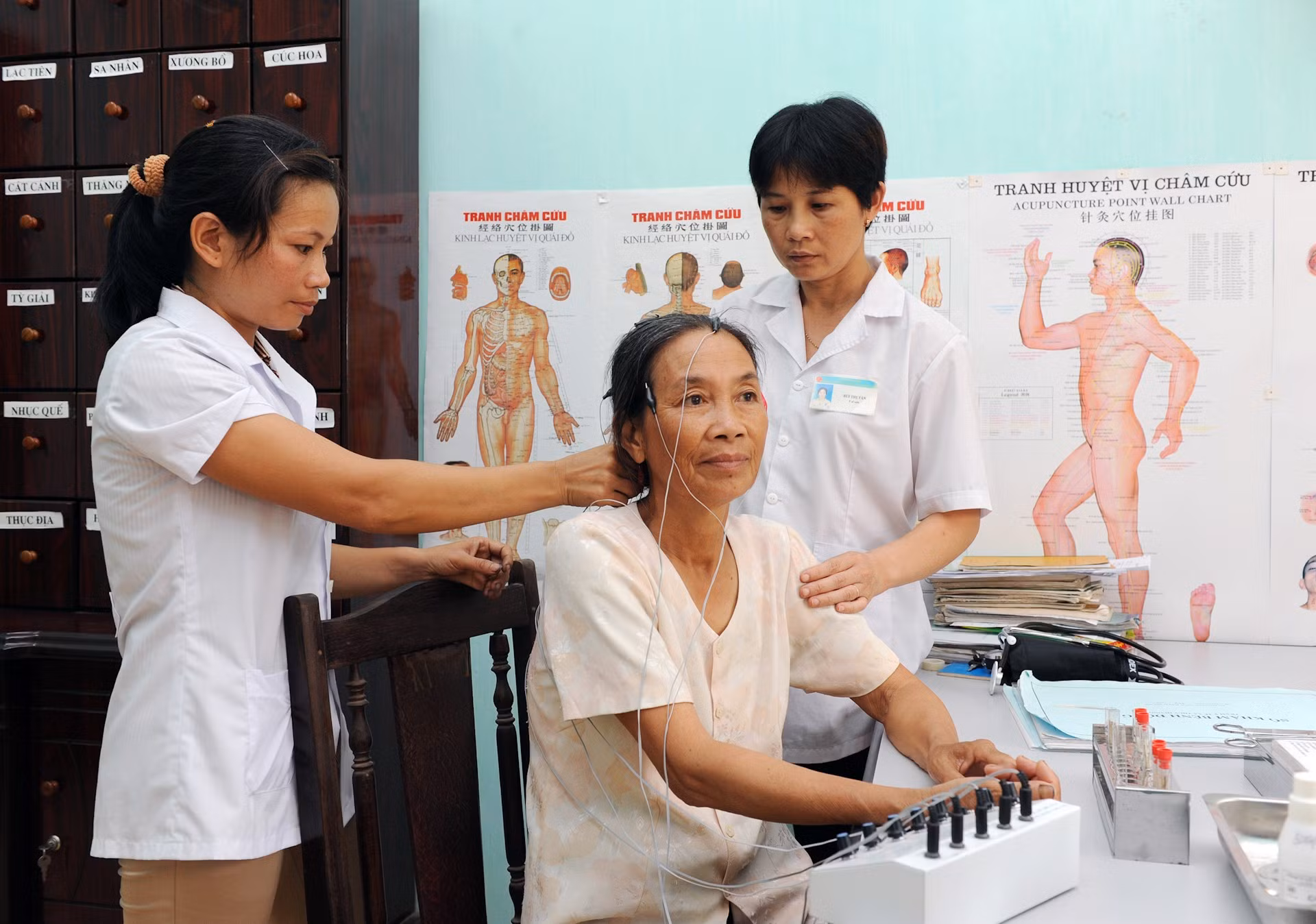En el dispensario local de la comuna de Thuy Huong, del distrito de Chuong My, en Hanói, los vecinos reciben atención médica.