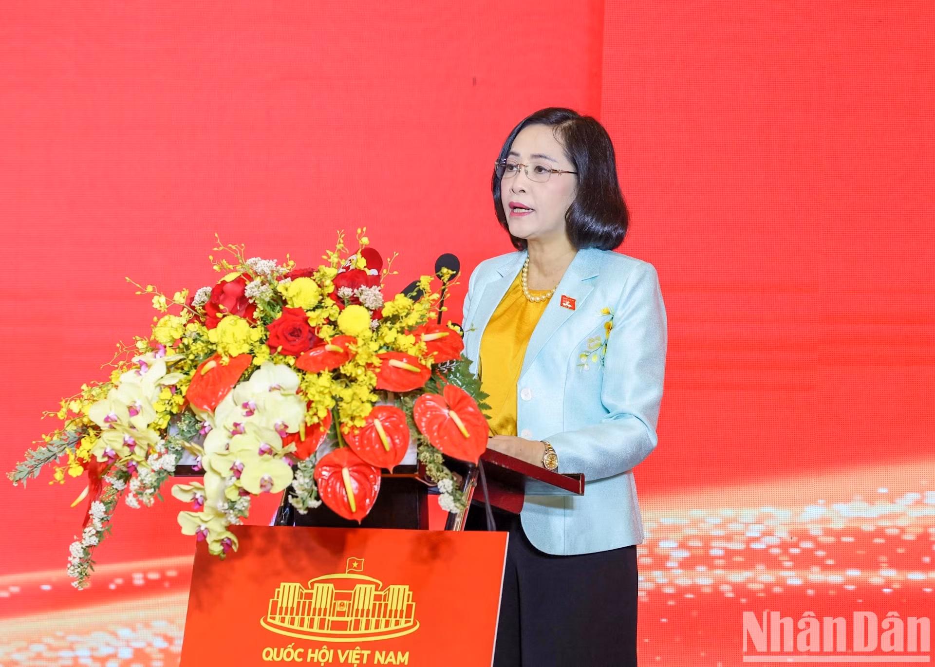 La jefa de la Comisión de Asuntos de Diputados del Comité Permanente de la ANV, Nguyen Thi Thanh, presenta brevemente el informe de balance de las operaciones de los Consejos Populares en 2023 y las orientaciones de trabajo para 2024.