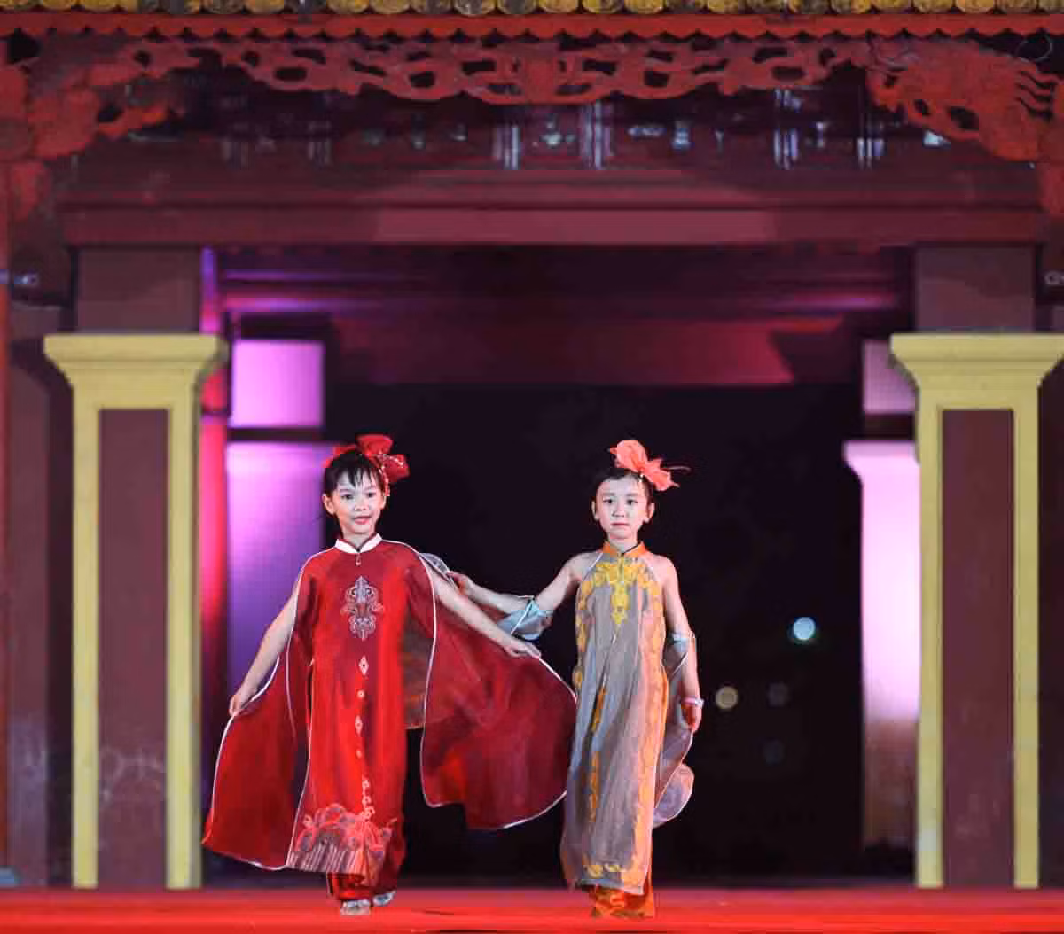 La artesana Doan Trang, diseñadora de esta colección del ao dai, fue distinguida con importantes premios del segundo Festival Internacional de Bordados de Oro y Joyerías en Uzbekistán.