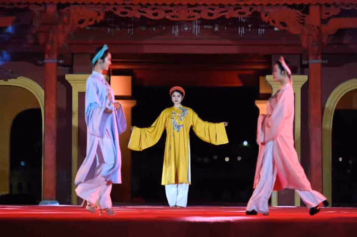 La siguiente colección en el programa está inspirada en el ao dai al estilo tradicional.