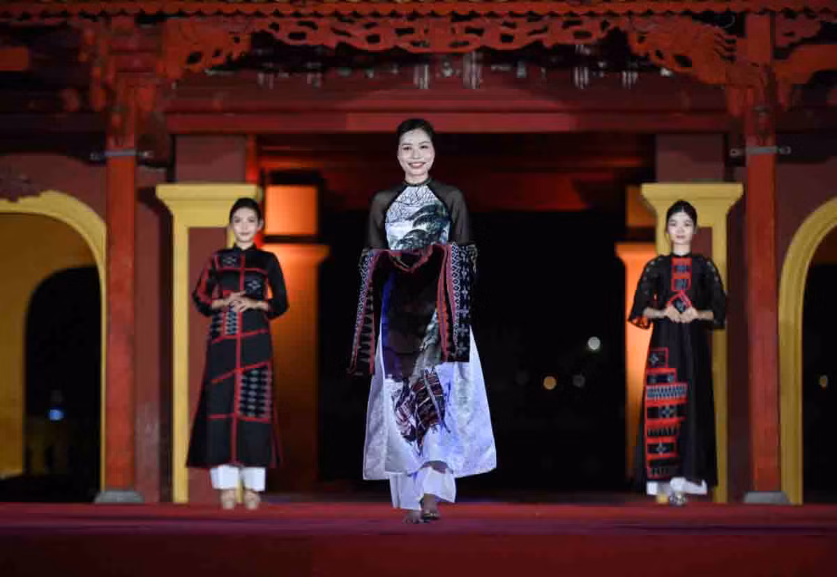También es una fuente de inspiración la tejeduría “zeng” del grupo étnico Ta Oi, del distrito de A Luoi, en Thua Thien-Hue, conservada durante centenares de años.
