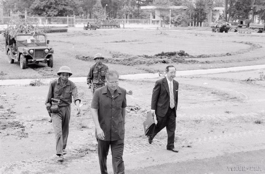 El presidente títere Duong Van Minh y su gabinete llegan a la emisora de radio de Saigón para anunciar la rendición incondicional, al mediodía del 30 de abril de 1975.