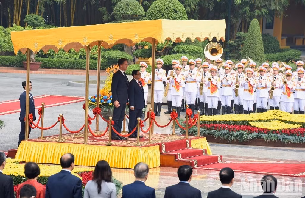 Los dos premieres en el acto de saludo a la bandera nacional.