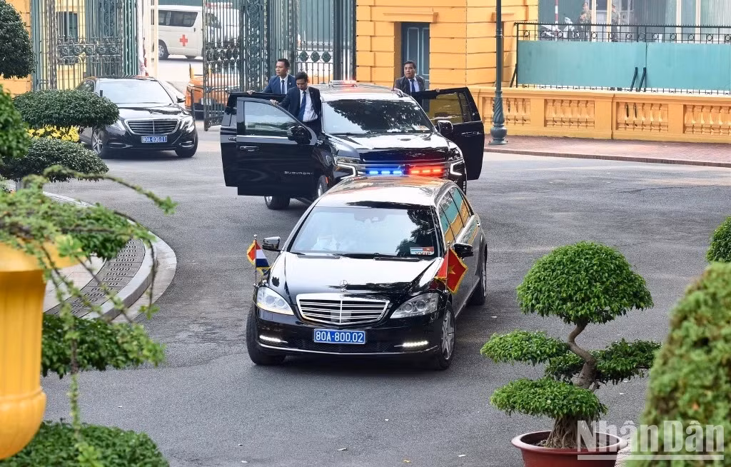Convoy de coches oficiales.