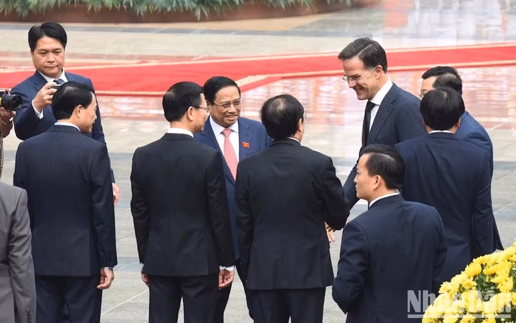 Minh Chinh presenta a su par neerlandés miembros del Gobierno vietnamita.
