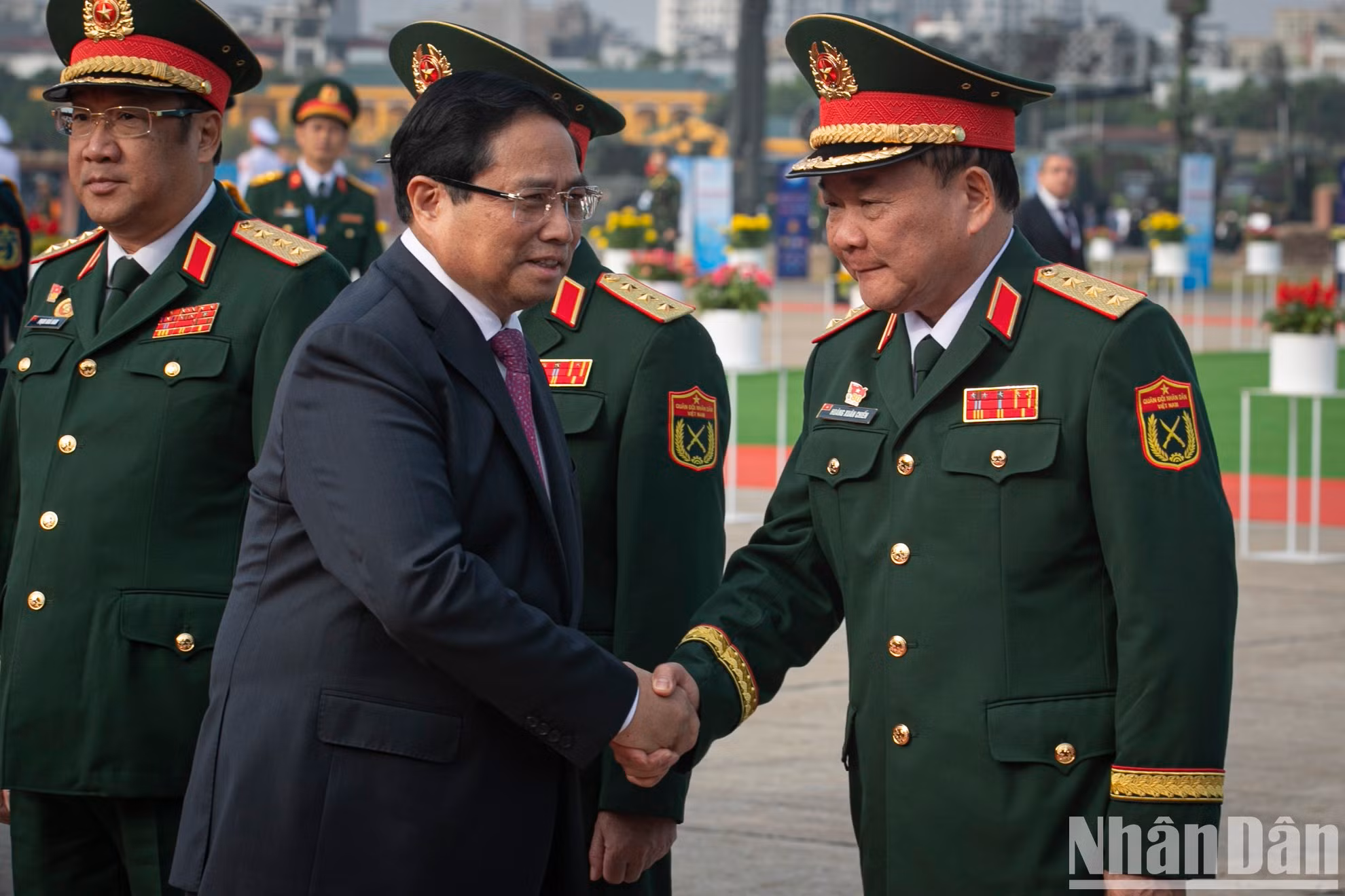 El premier Pham Minh Chinh llega al lugar del evento.