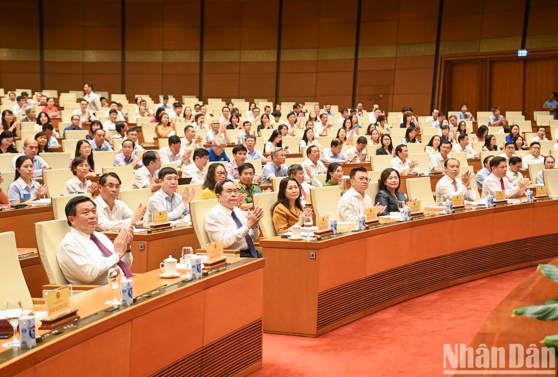El presidente de la Asamblea Nacional, Tran Thanh Man, junto con dirigentes del Partido y del Estado en la cita.